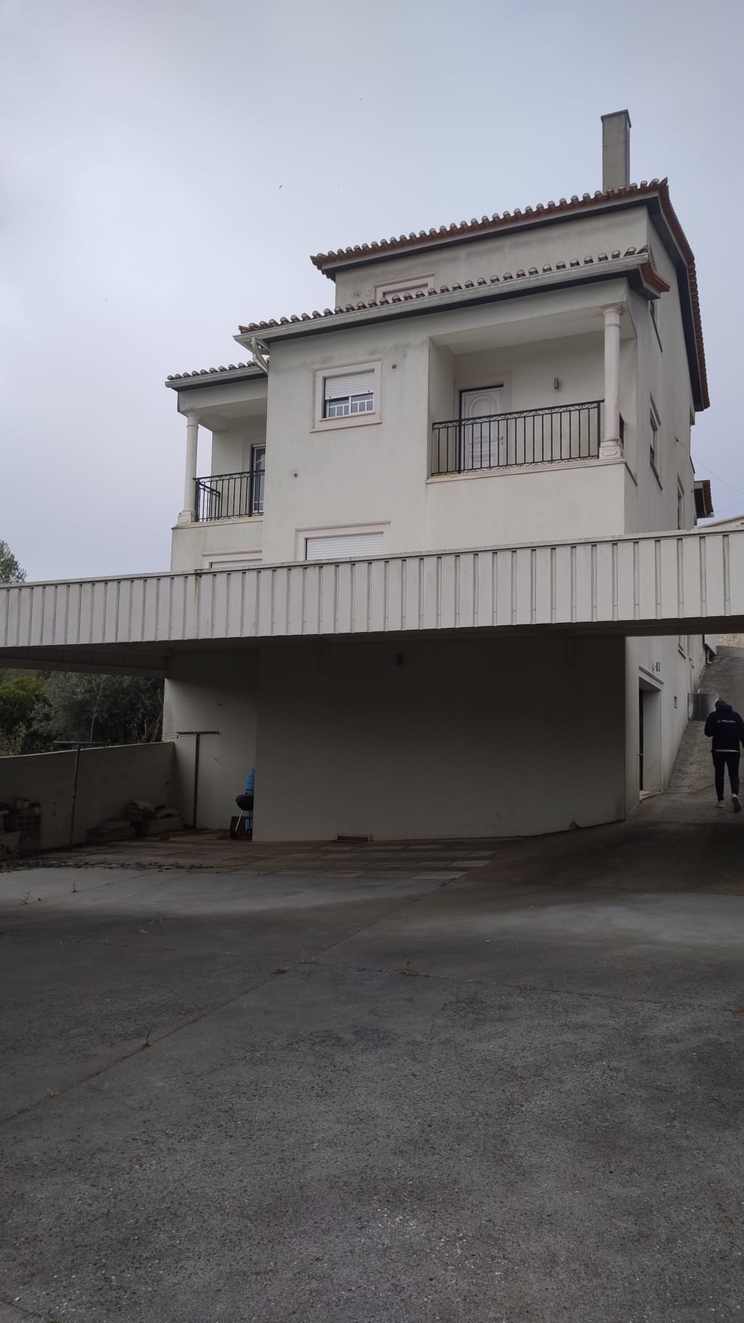 Moradia em Fátima com fachada acinzentada sobre telheiro antes da lavagem