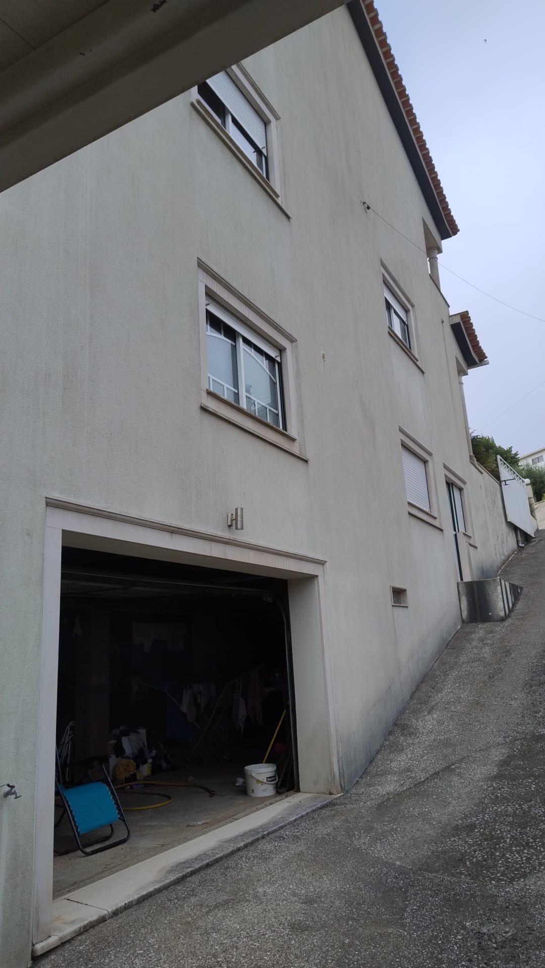 Fachada lateral com garagem em Fátima com escorrências antes da limpeza