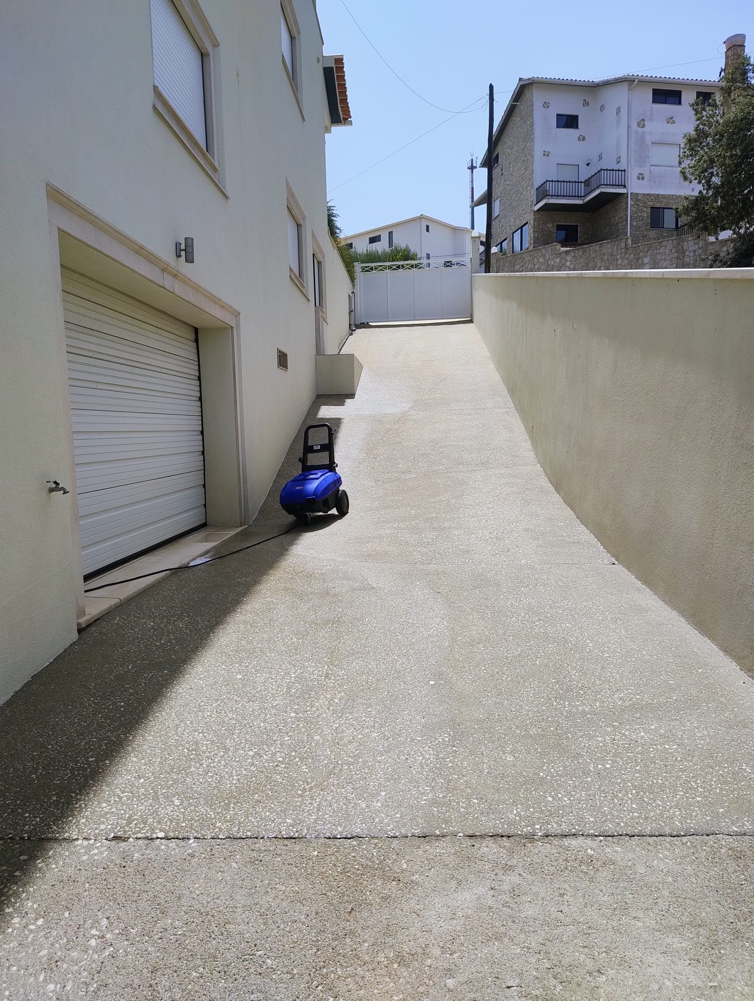 Rampa e fachada lateral em Fátima depois da lavagem