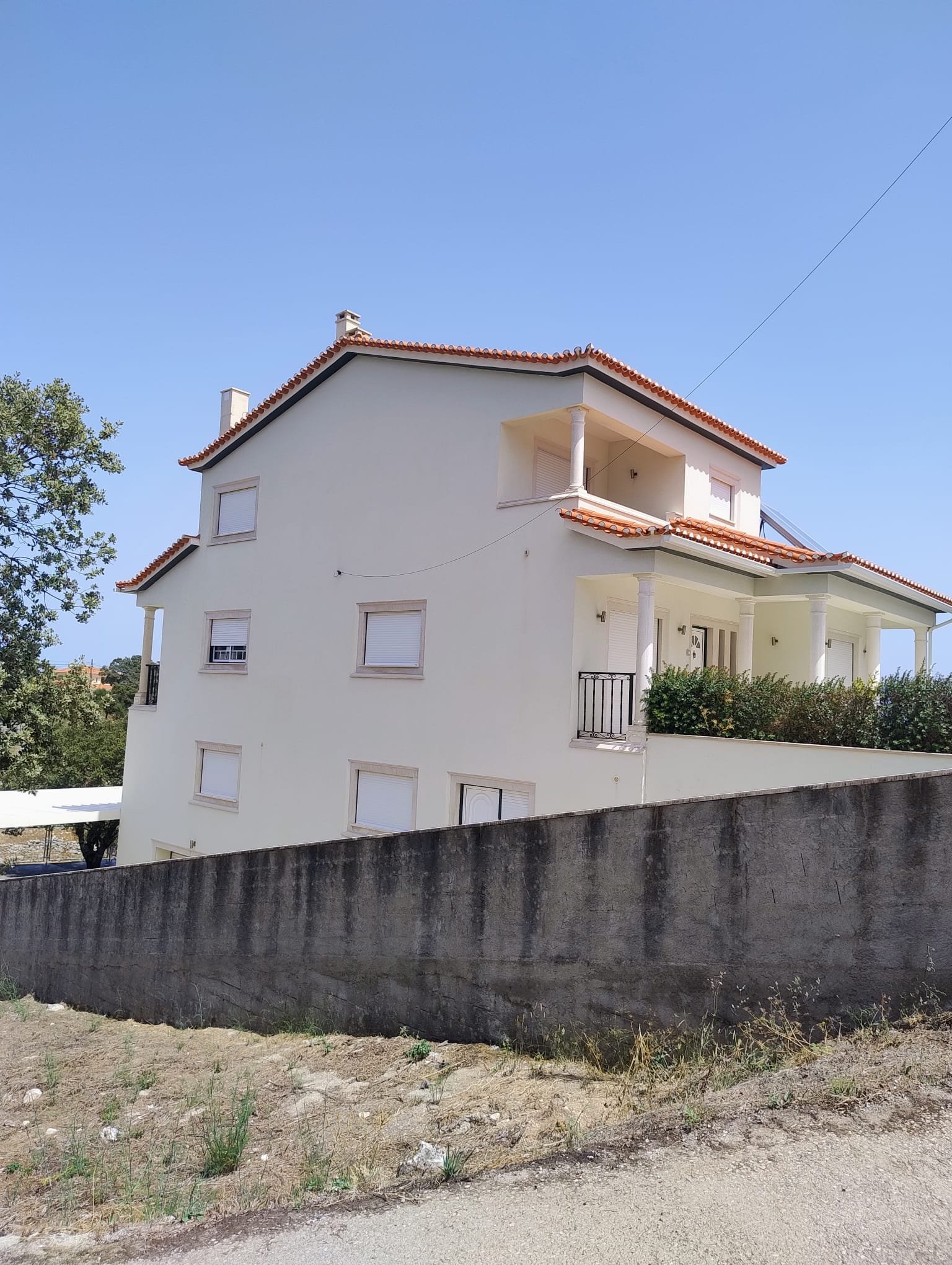 Lateral da moradia em Fátima depois da lavagem das fachadas e do telhado