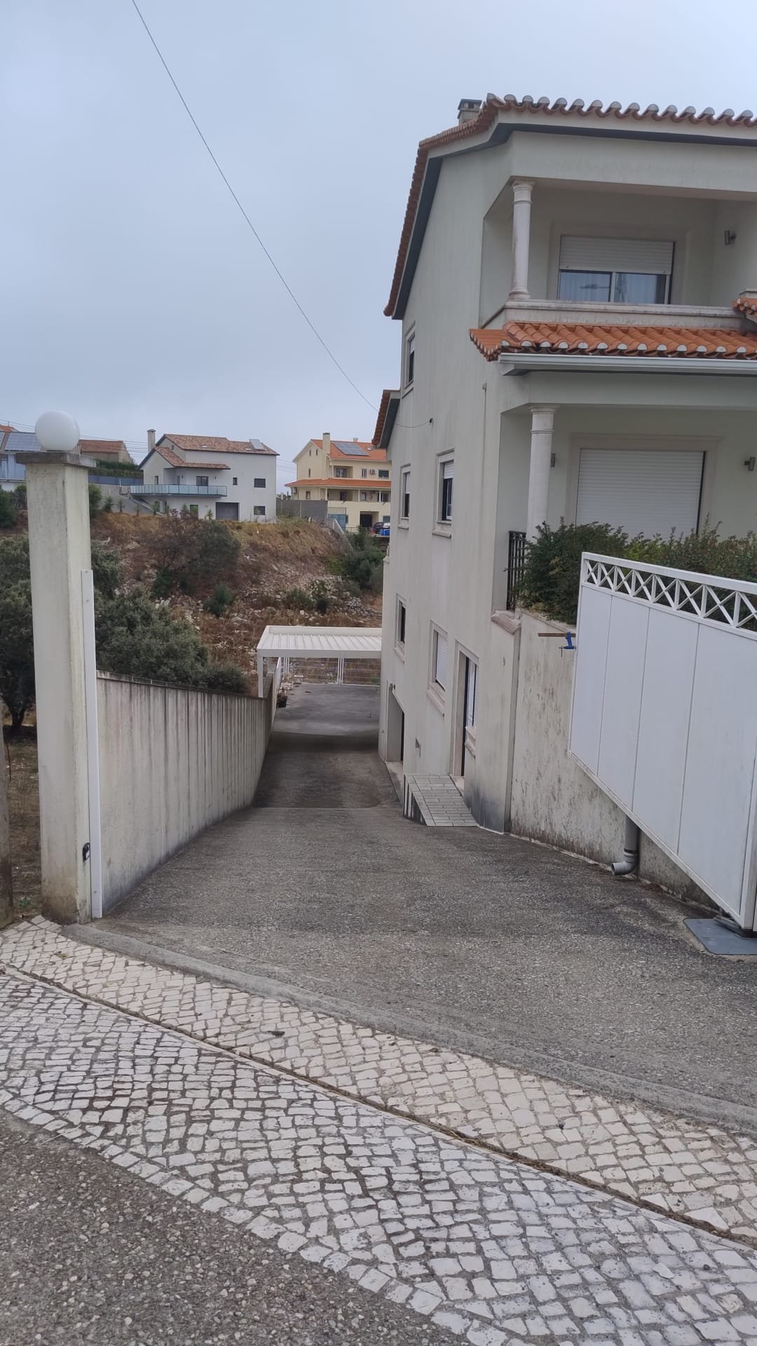 Rampa inclinada e muro escurecido na moradia em Fátima
