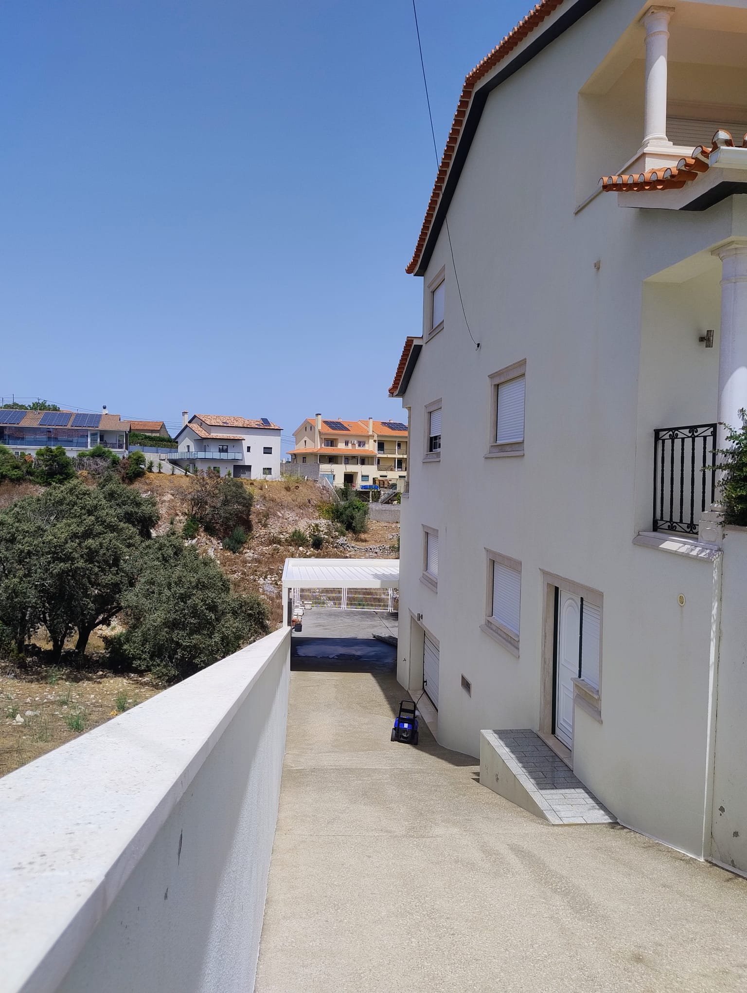 Muro e fachada junto à rampa em Fátima depois da lavagem