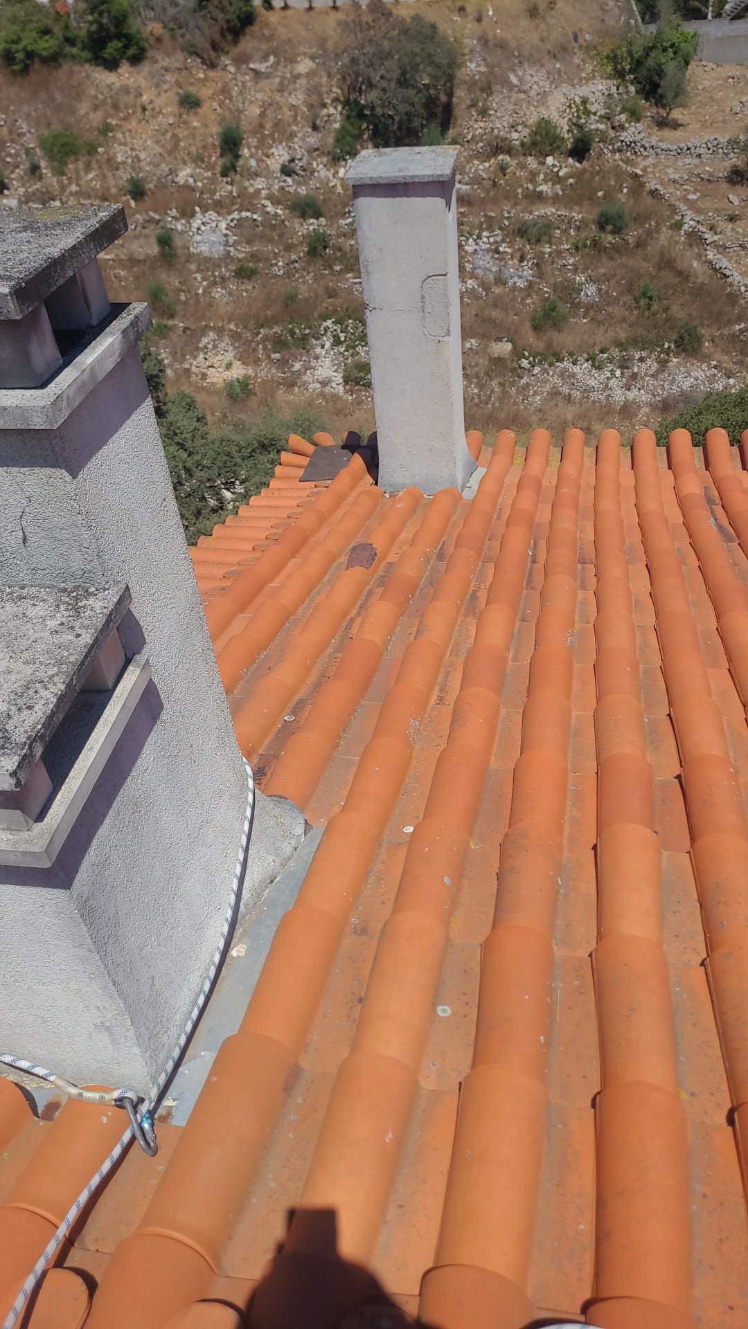 Telhado em Fátima junto às chaminés durante a lavagem com linha de vida