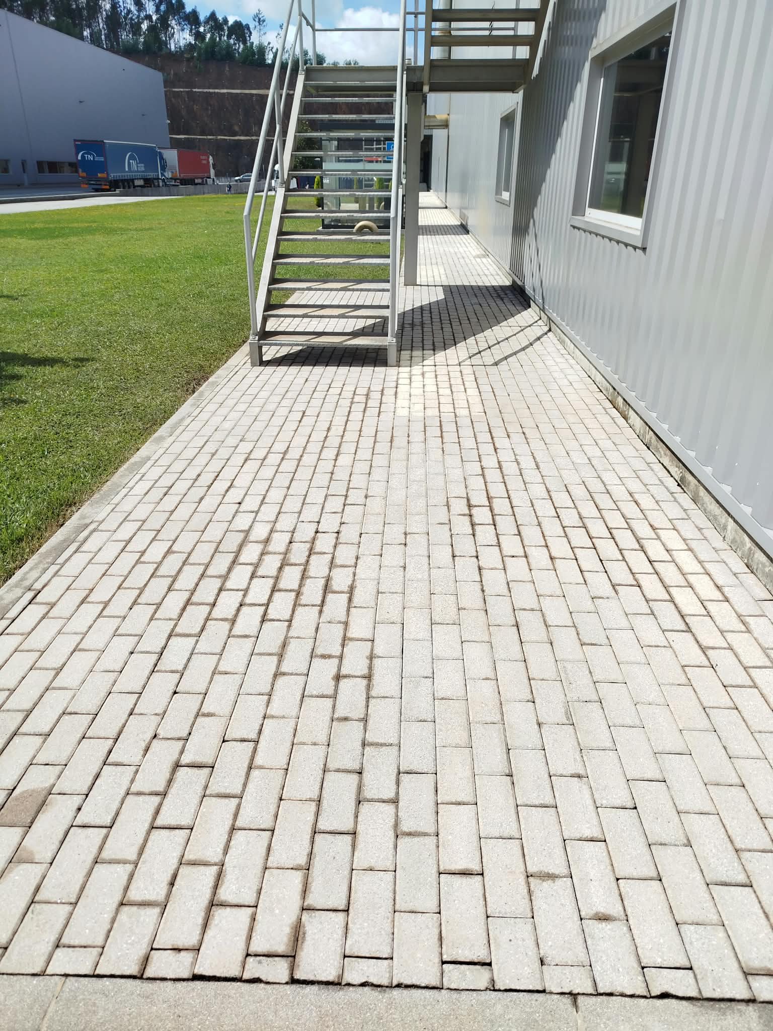 Passeio junto às escadas do pavilhão em Santo Tirso depois do tratamento