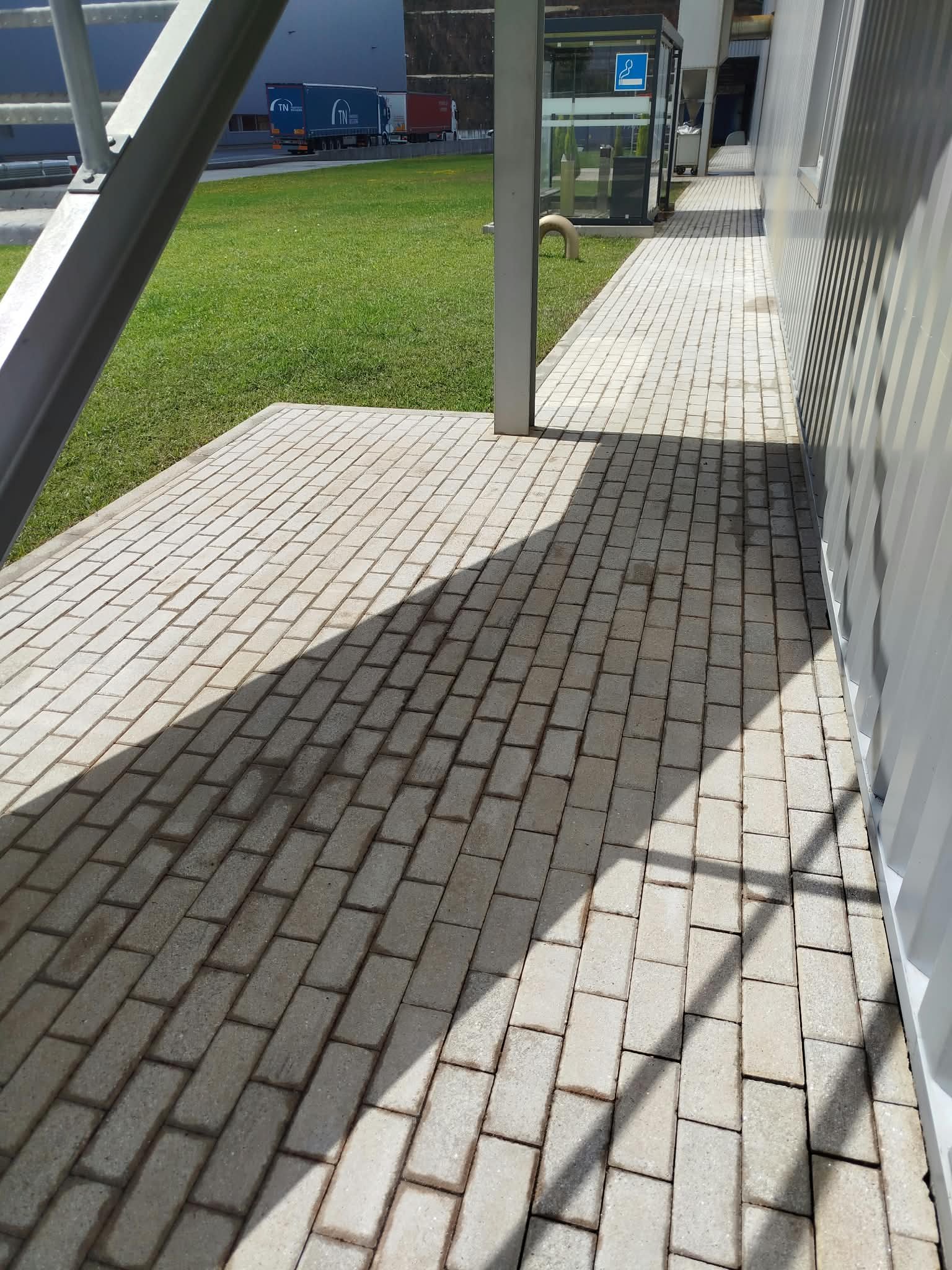 Pavimento em blocos junto ao pavilhão industrial em Santo Tirso depois da limpeza