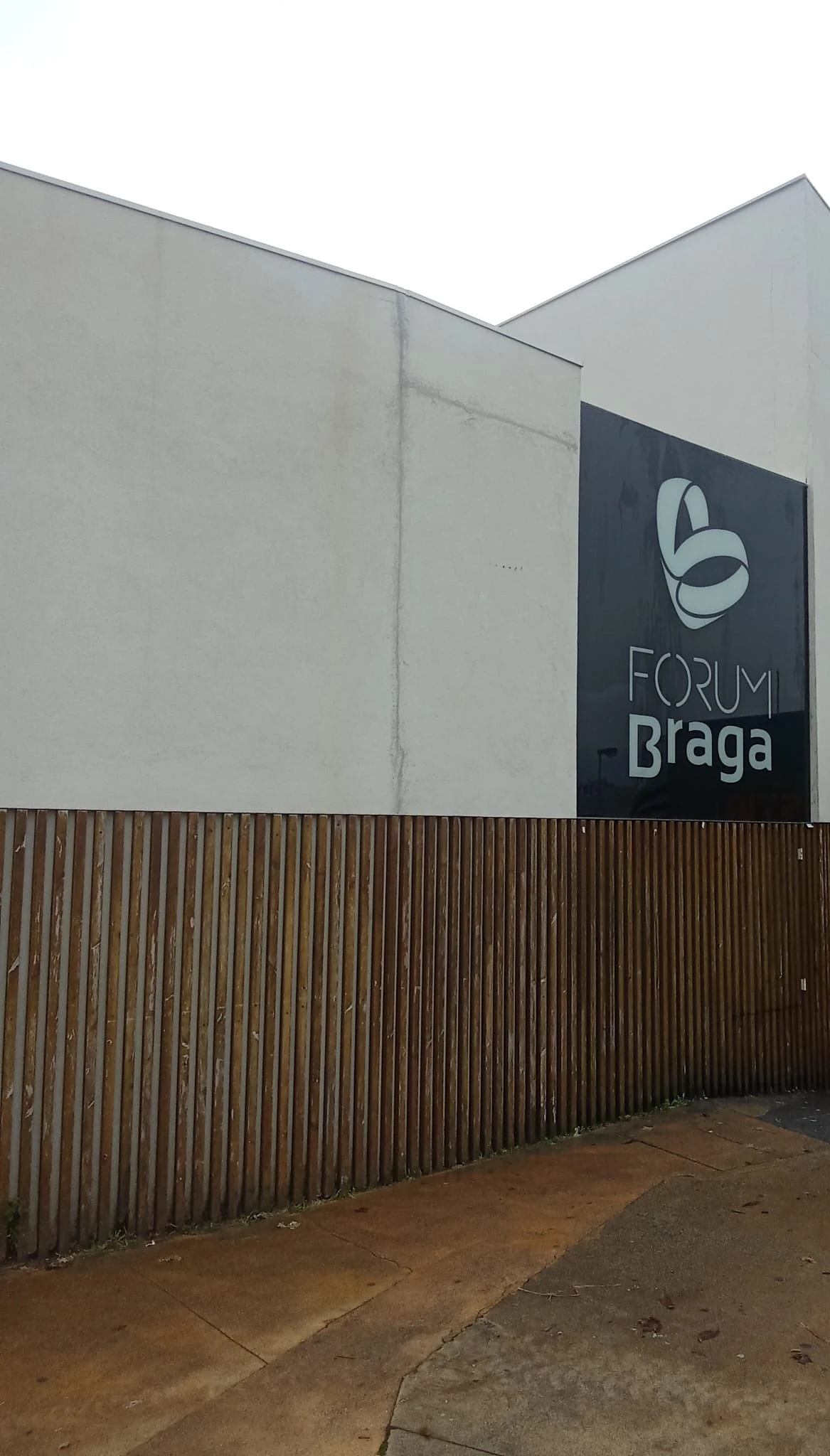 O mesmo muro da entrada do Fórum Braga já limpo, com a placa FORUM Braga, depois da lavagem SoftWash da AREALIMPA