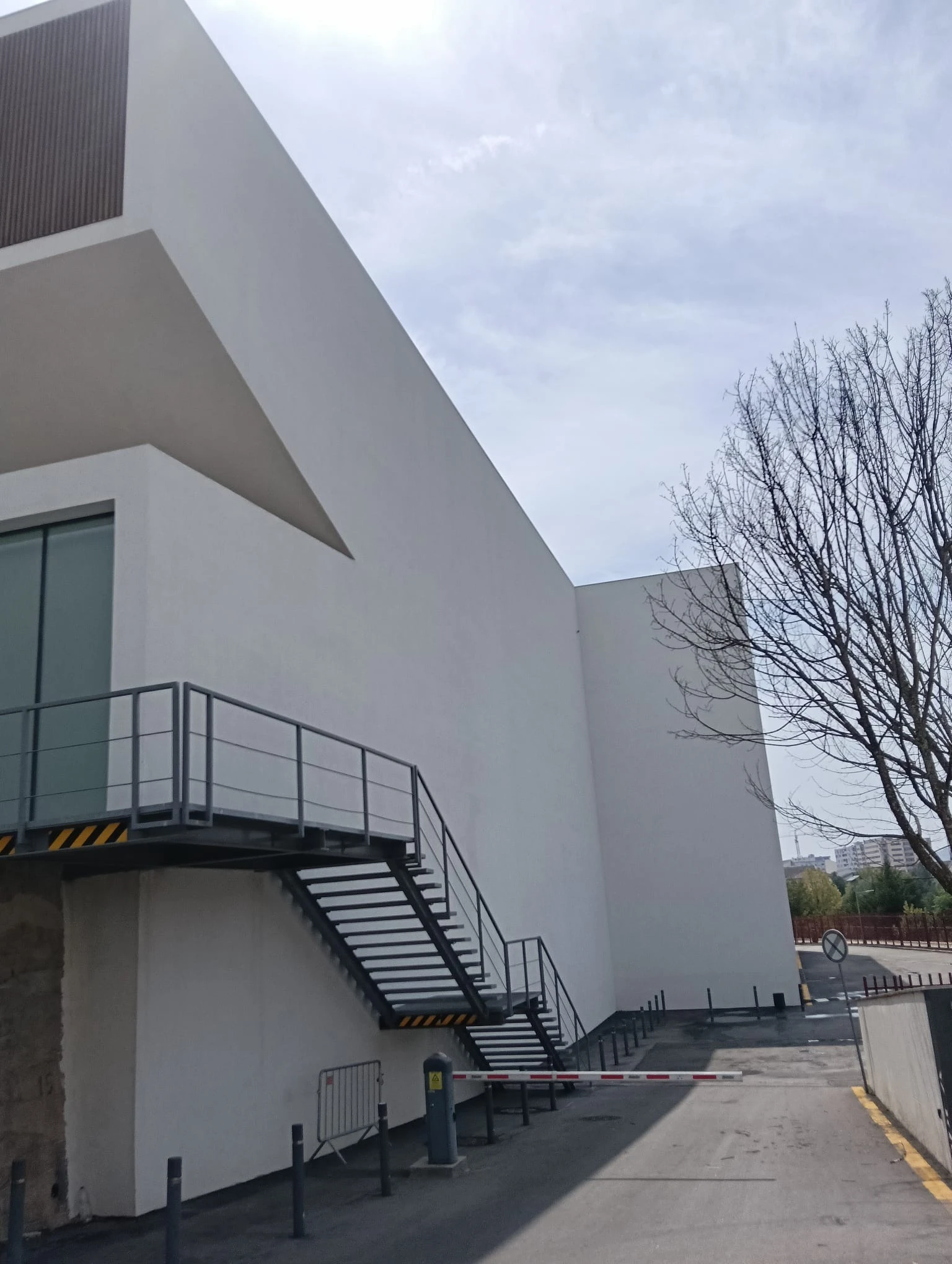 A mesma fachada e escada metálica do Fórum Braga, mais limpa, depois da lavagem SoftWash da AREALIMPA