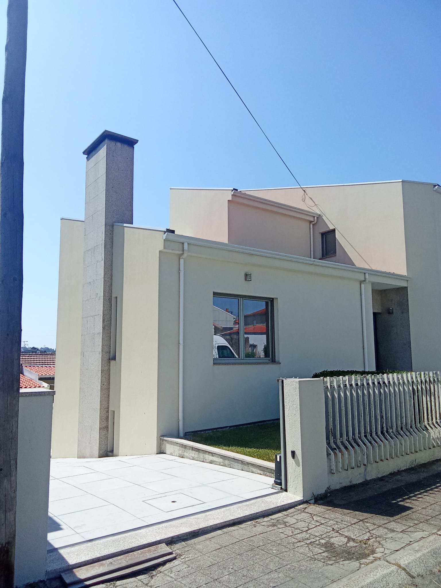 Lateral da moradia em Gaia junto à chaminé depois da lavagem