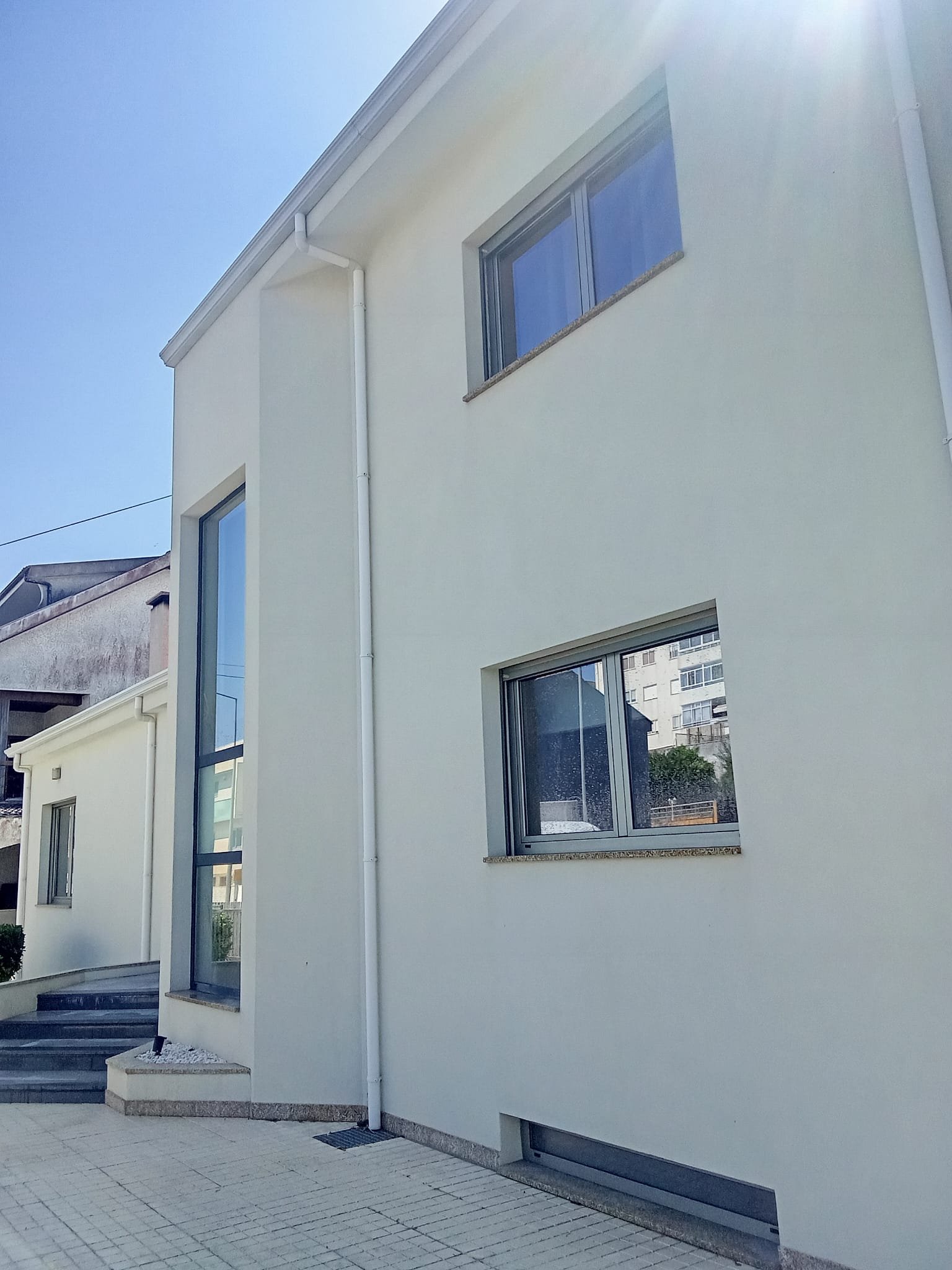 Fachada da moradia em Gaia depois da lavagem e tratamento