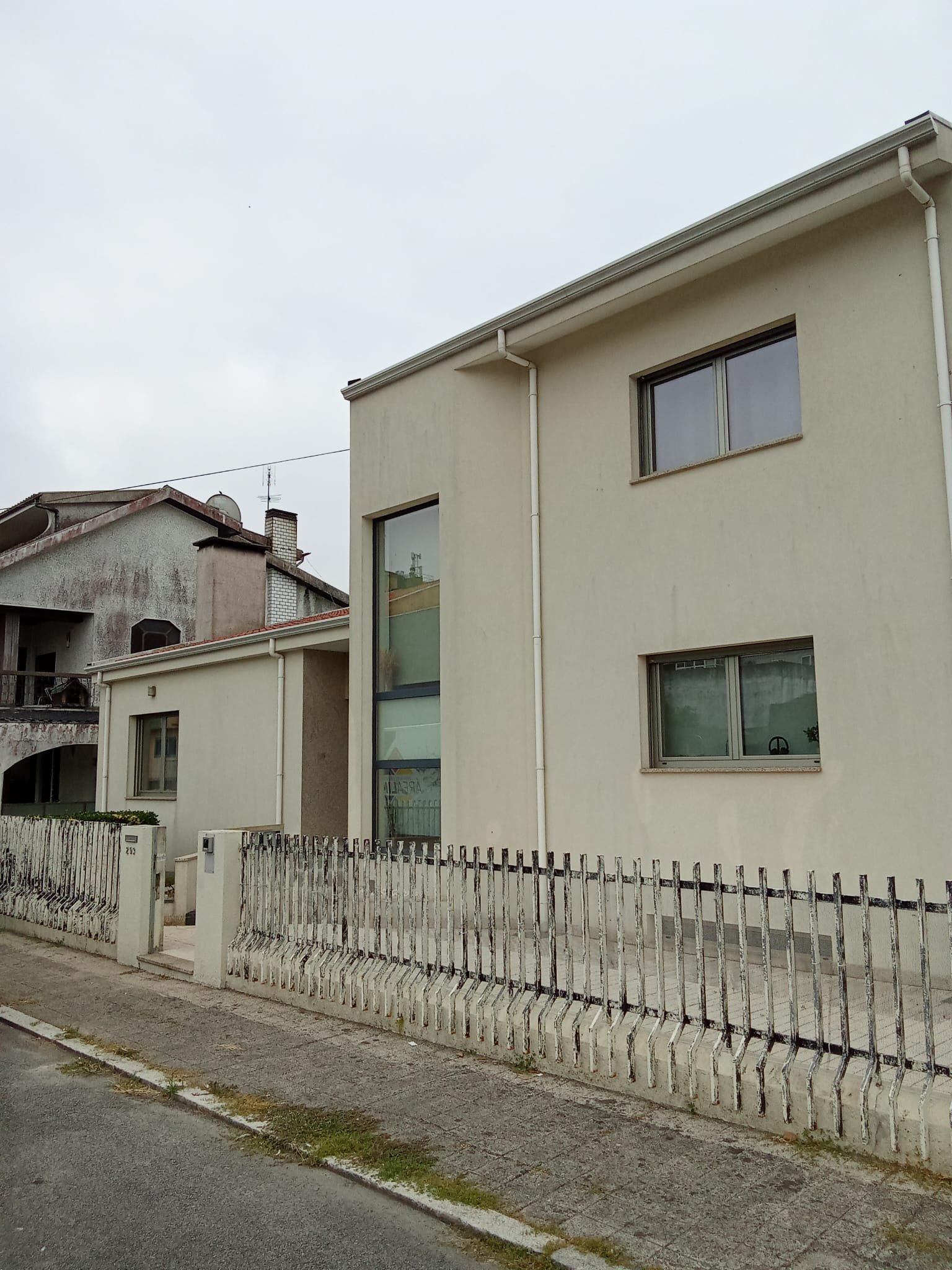 Moradia em Oliveira do Douro, Gaia, com fachada creme manchada antes da lavagem