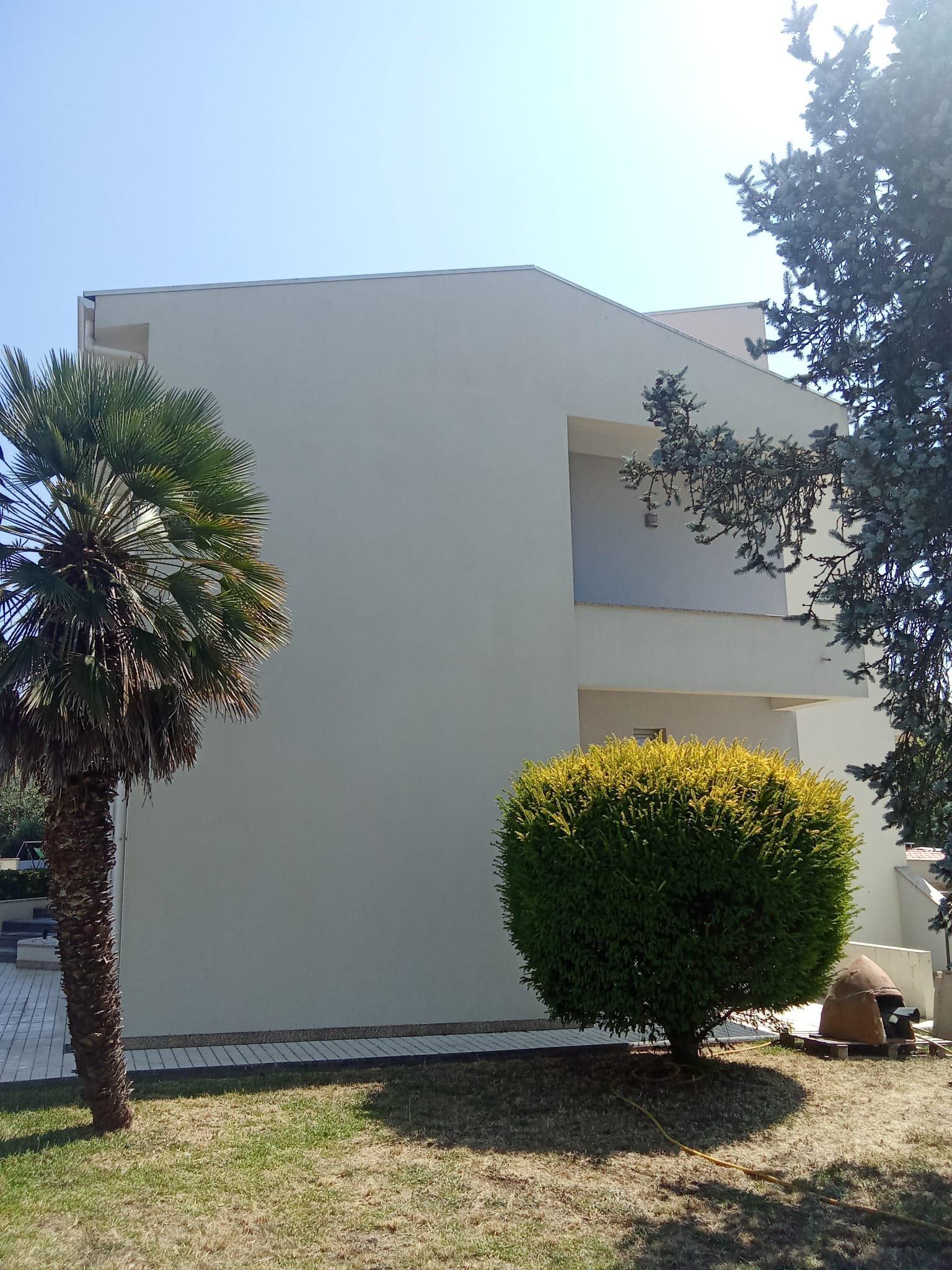 Empena da moradia em Gaia junto ao jardim depois da lavagem