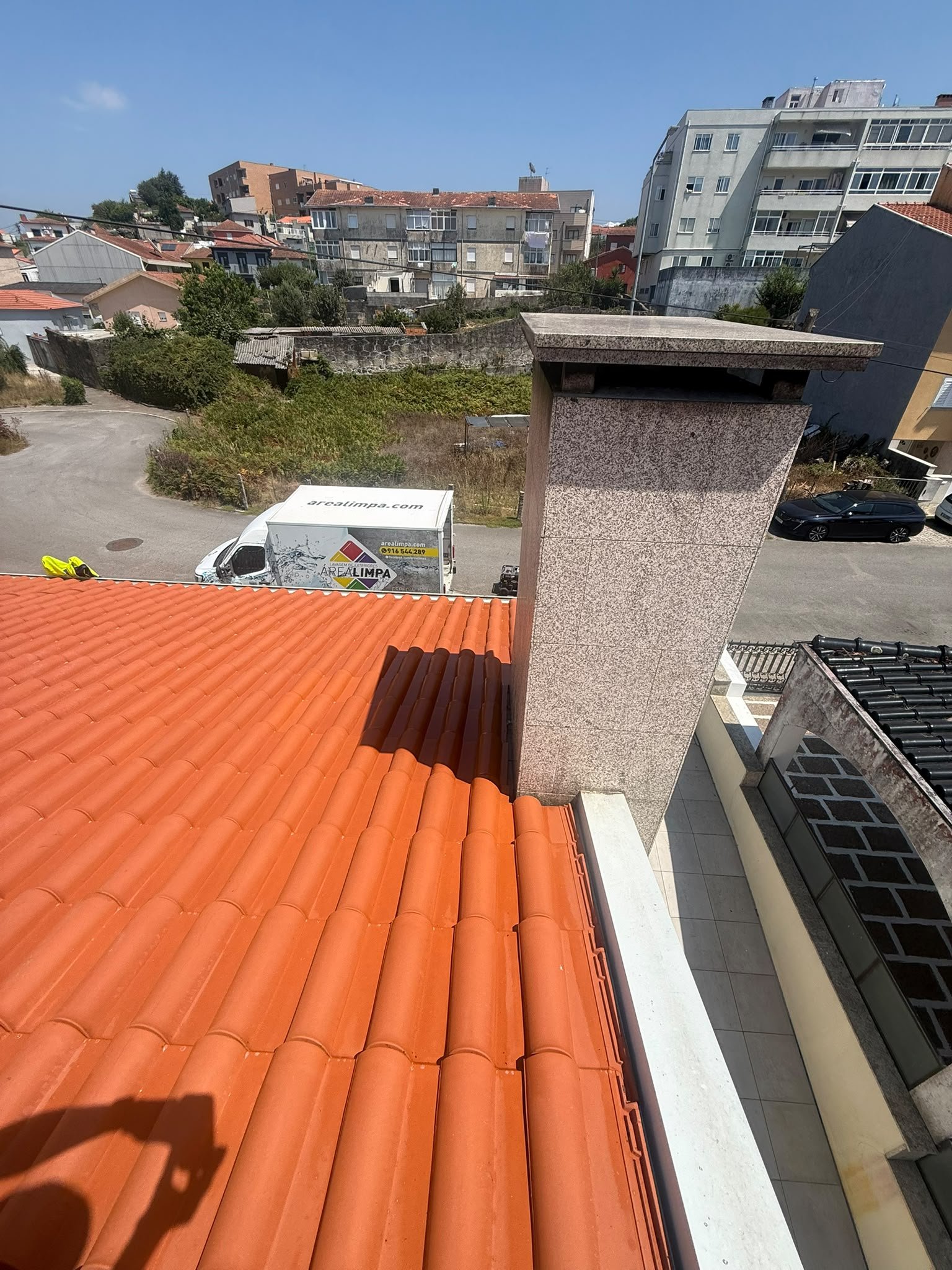 Telhado junto à chaminé de granito em Gaia depois da lavagem