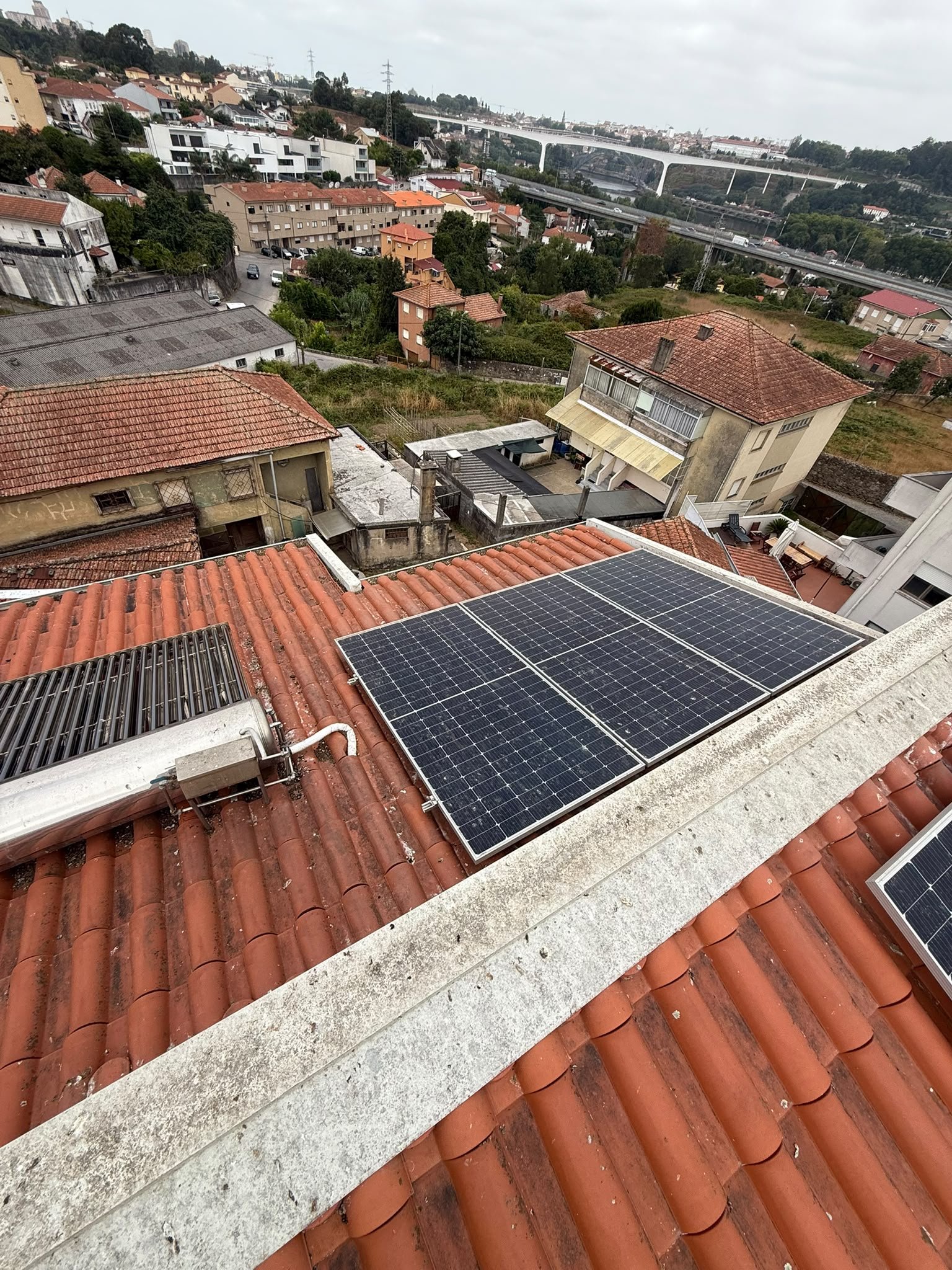 Telhado em Gaia com painéis solares e manchas escuras antes da lavagem