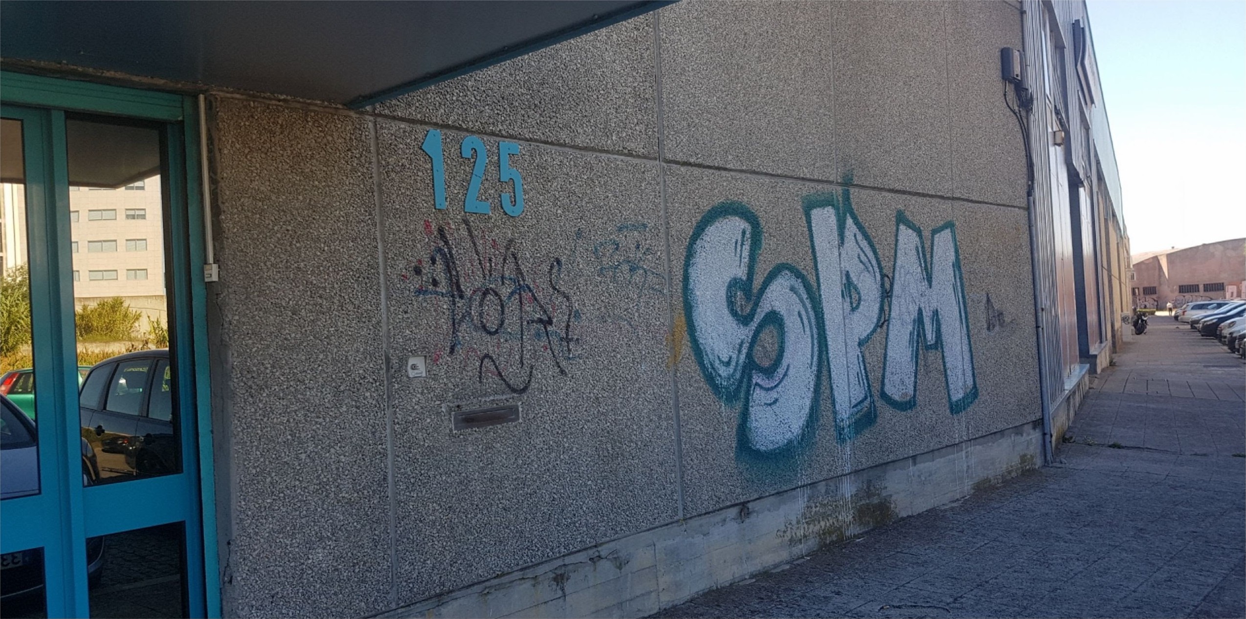Fachada em painéis de betão com agregado à vista no Porto coberta de graffiti