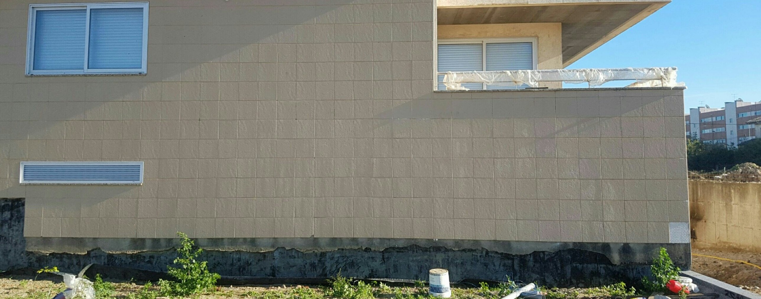 A mesma fachada em Vila do Conde depois da remoção do graffiti