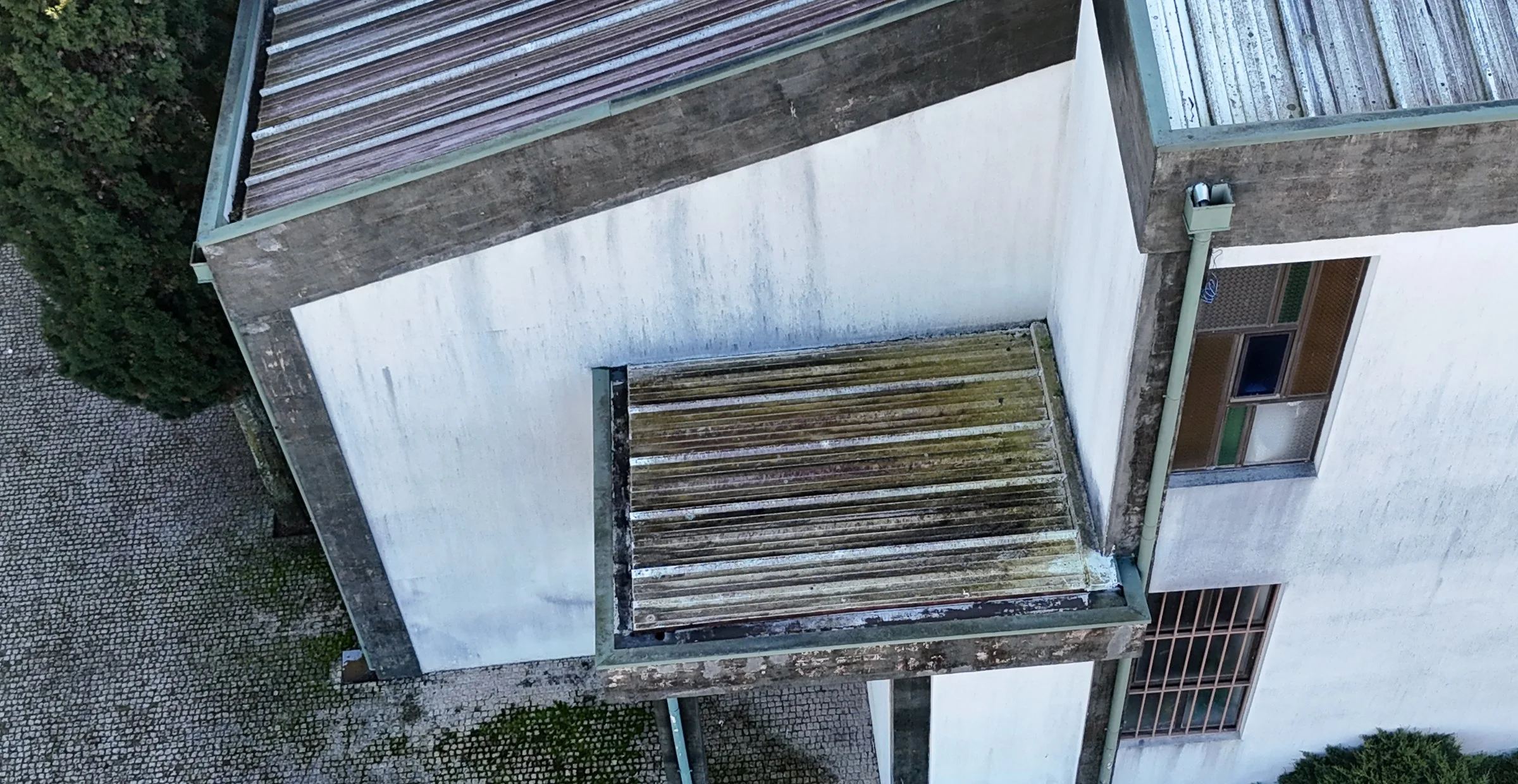 Cobertura metálica da Igreja de Brufe com algas e musgo antes da lavagem