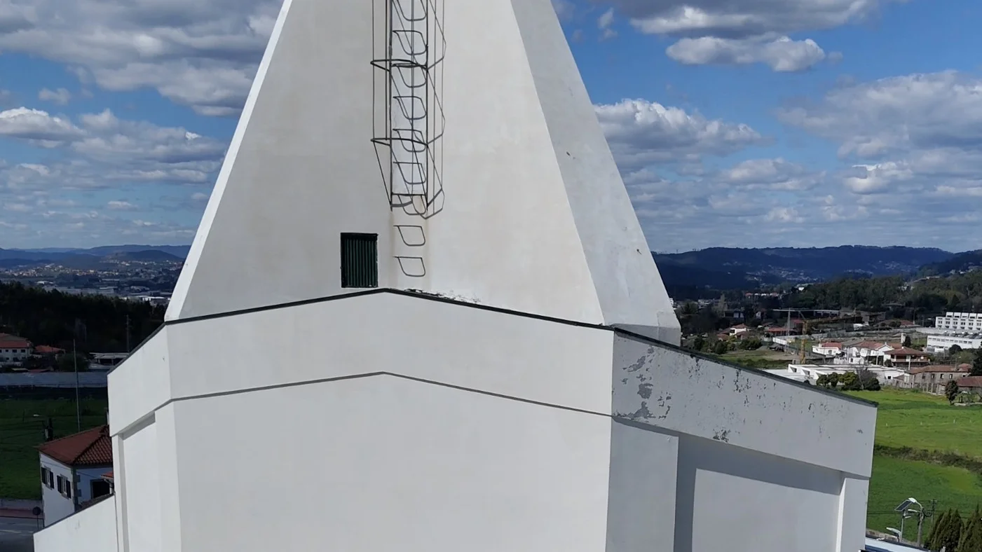Torre e cobertura metálica da nave da Igreja de Brufe vistas de cima, depois da lavagem com SoftWash