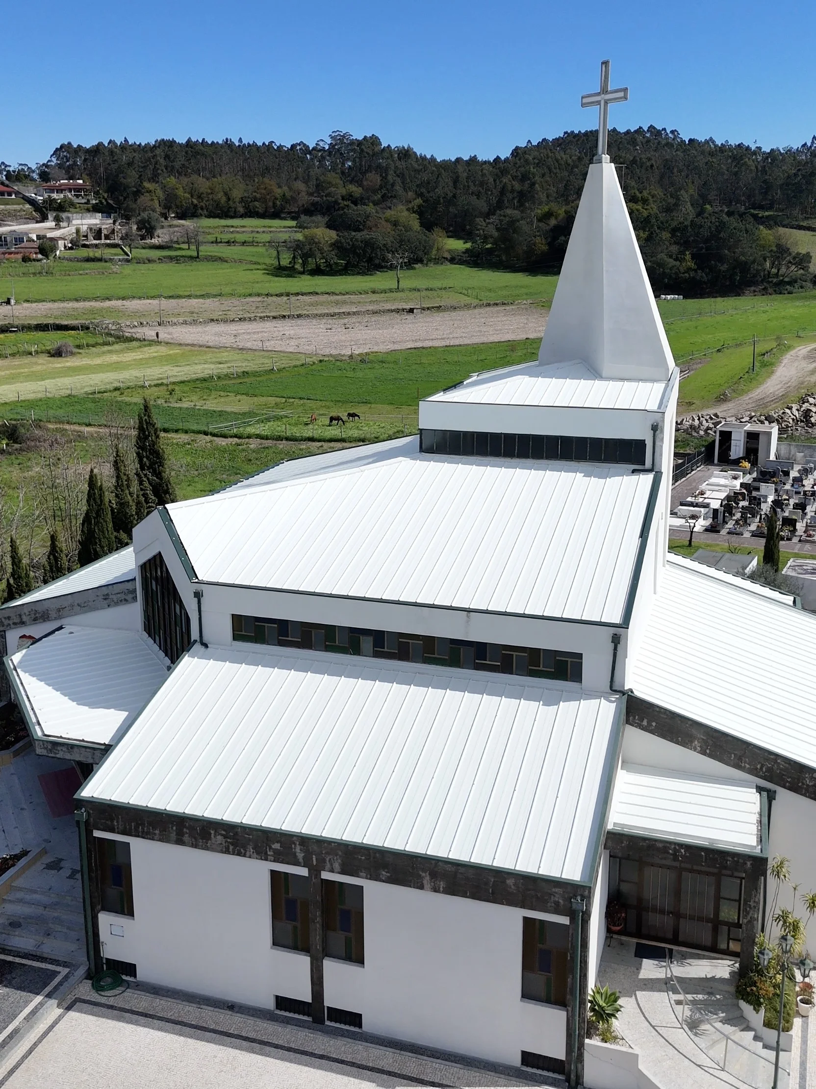 Vista aérea lateral da Igreja de Brufe depois da lavagem, com as coberturas, a torre e o adro