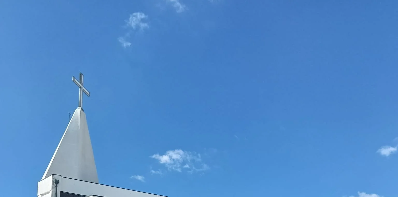 Frontão e fachada branca da Igreja de Brufe depois da lavagem
