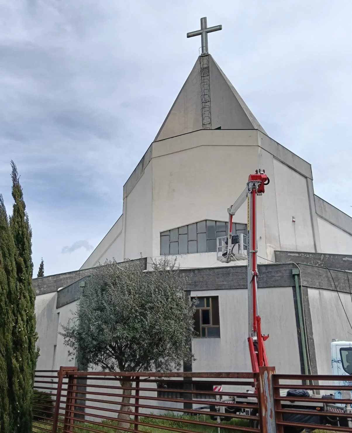 Torre e fachada da Igreja de Brufe antes da lavagem, com uma plataforma elevatória junto à torre