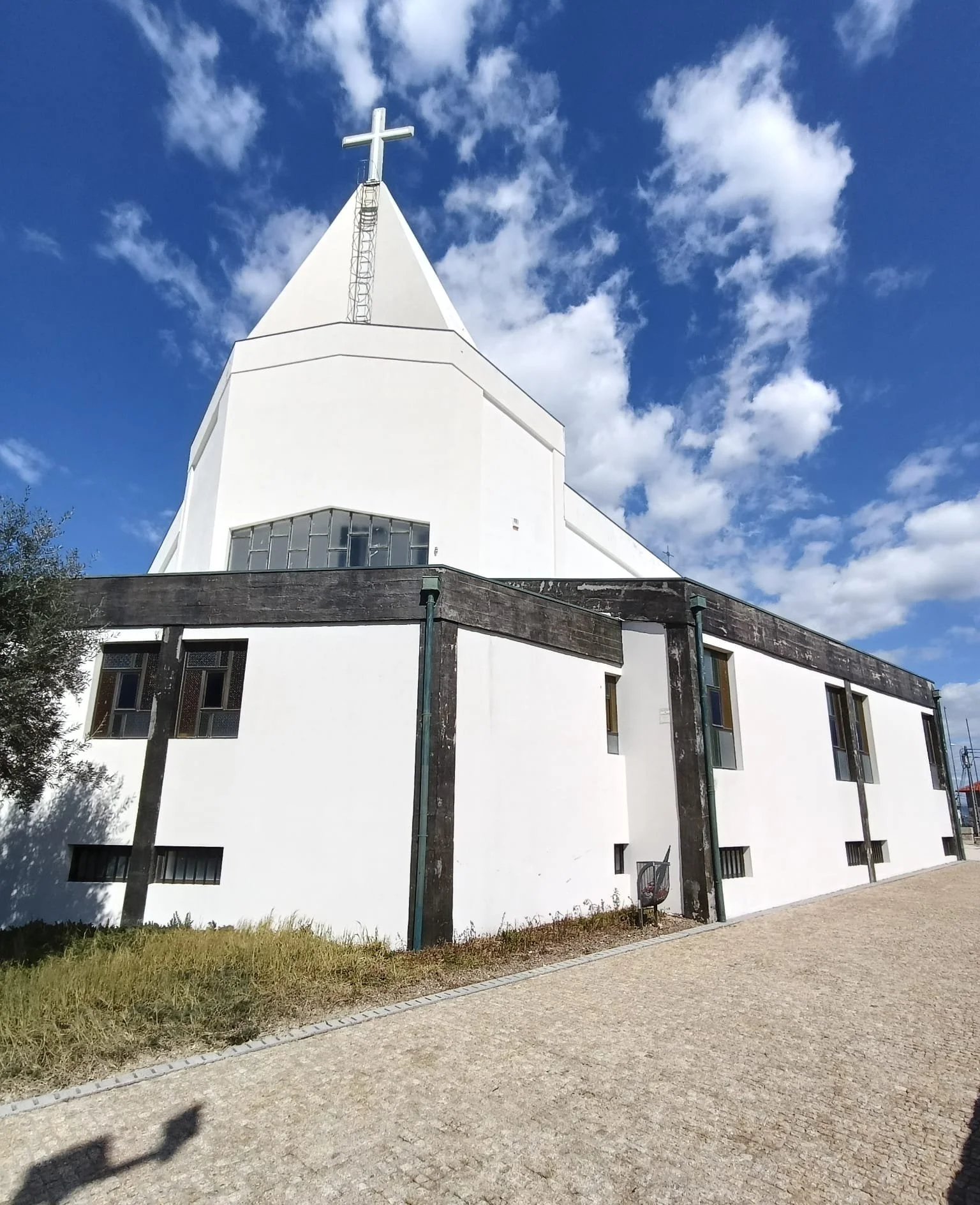 Torre e fachada da Igreja de Brufe depois da lavagem