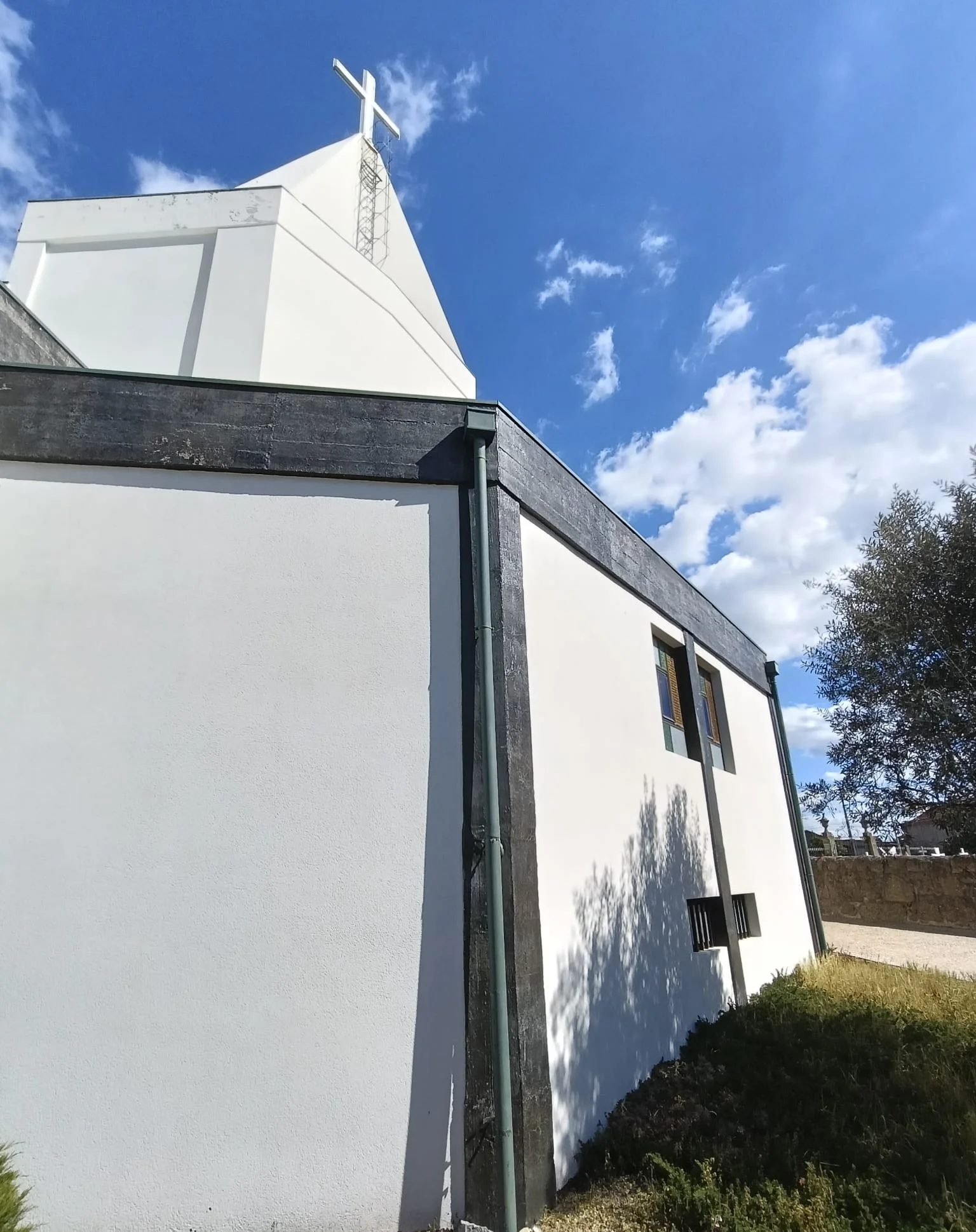 Fachada lateral e torre da Igreja de Brufe depois da lavagem