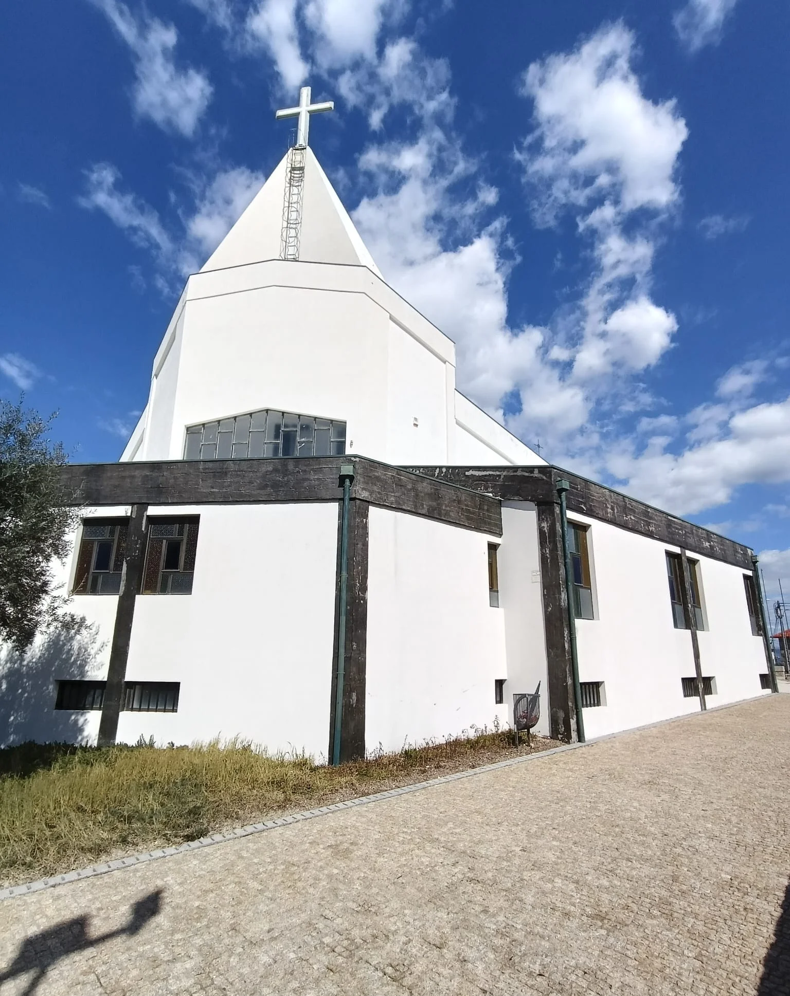 Torre e cabeceira da Igreja de Brufe depois da lavagem das fachadas