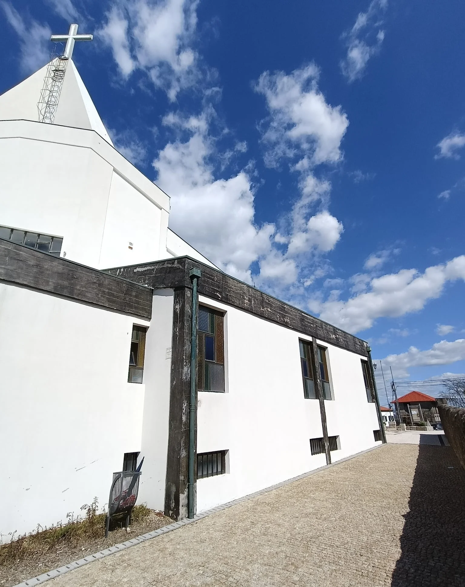 Outra vista da fachada lateral e da torre da Igreja de Brufe depois da lavagem