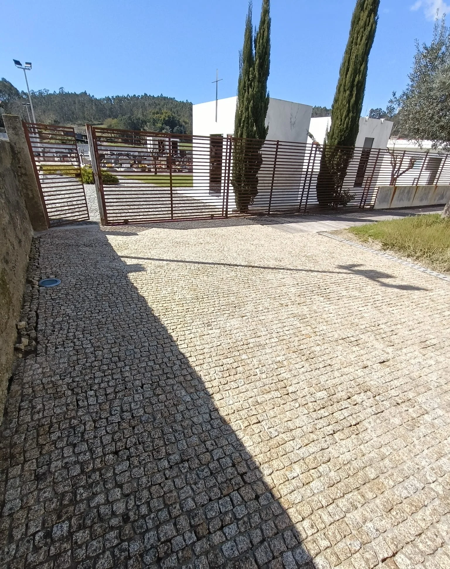 Pavimento em cubos de granito junto ao portão do cemitério da Igreja de Brufe, depois da lavagem