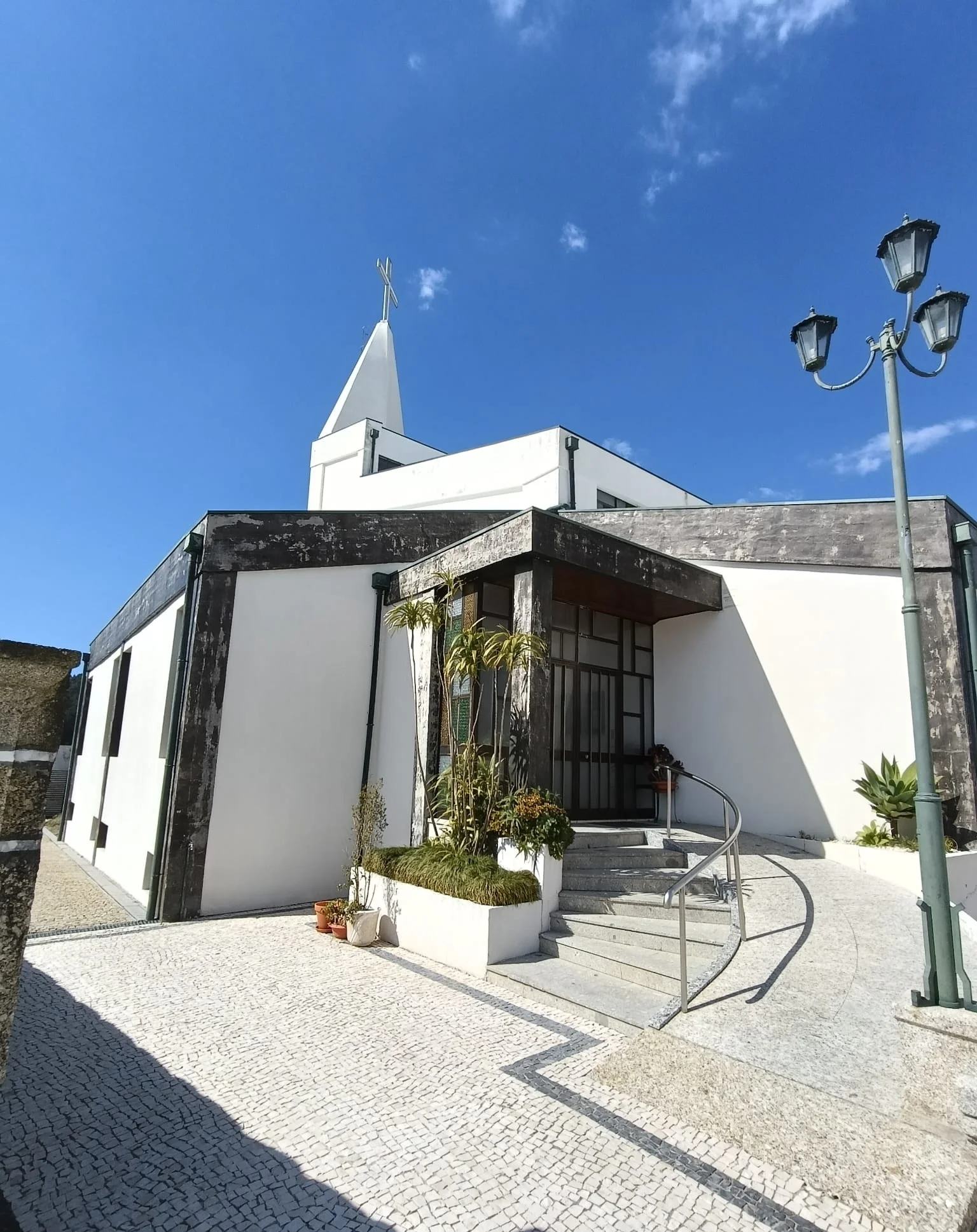 Entrada da Igreja de Brufe depois da lavagem, com degraus e calçada portuguesa branca