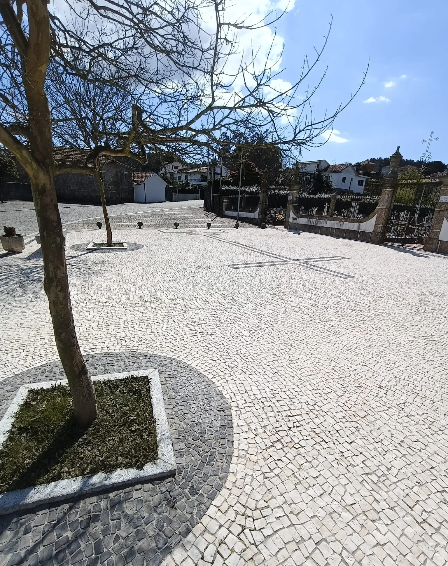 Largo da Igreja de Brufe em calçada portuguesa branca, com um desenho em cruz, depois da lavagem