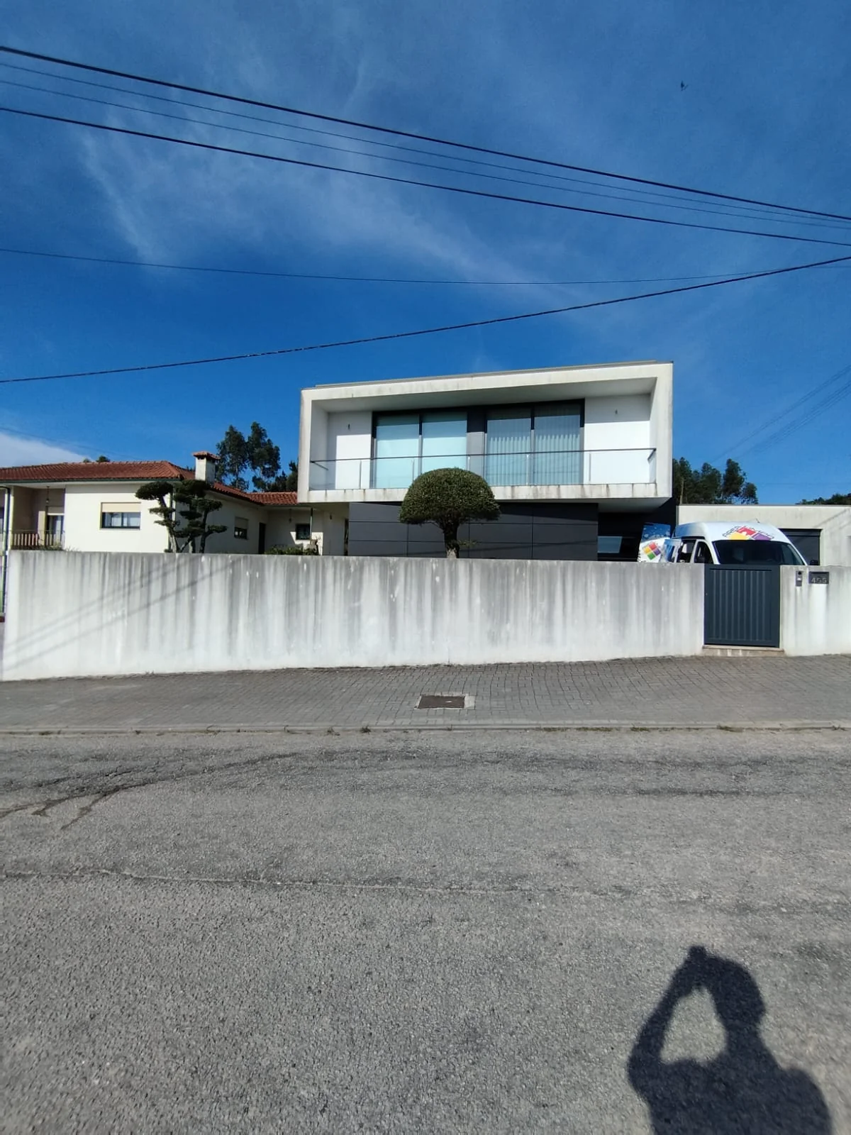 Muro da rua e frente de uma moradia em Brufe escurecidos, antes da lavagem