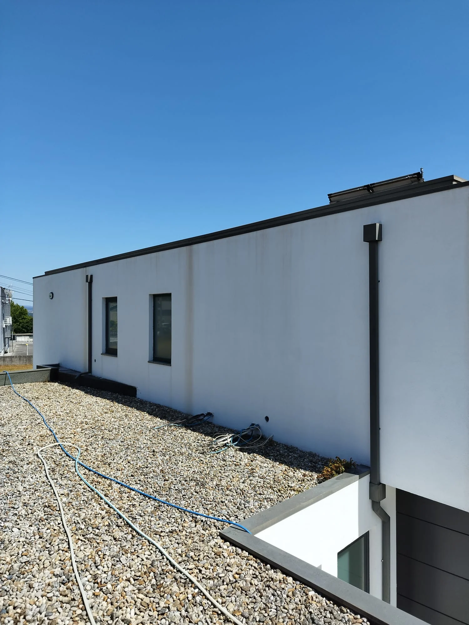Fachada lateral da mesma moradia em Brufe limpa, com a cor original recuperada