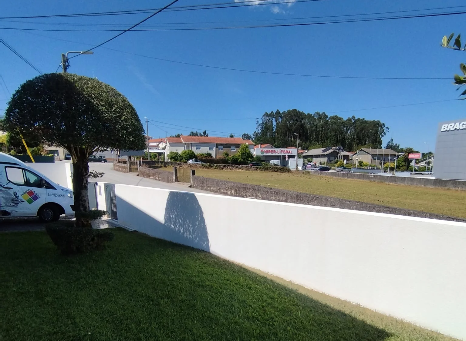 Muro do jardim da mesma moradia em Brufe, junto à árvore, limpo de ponta a ponta