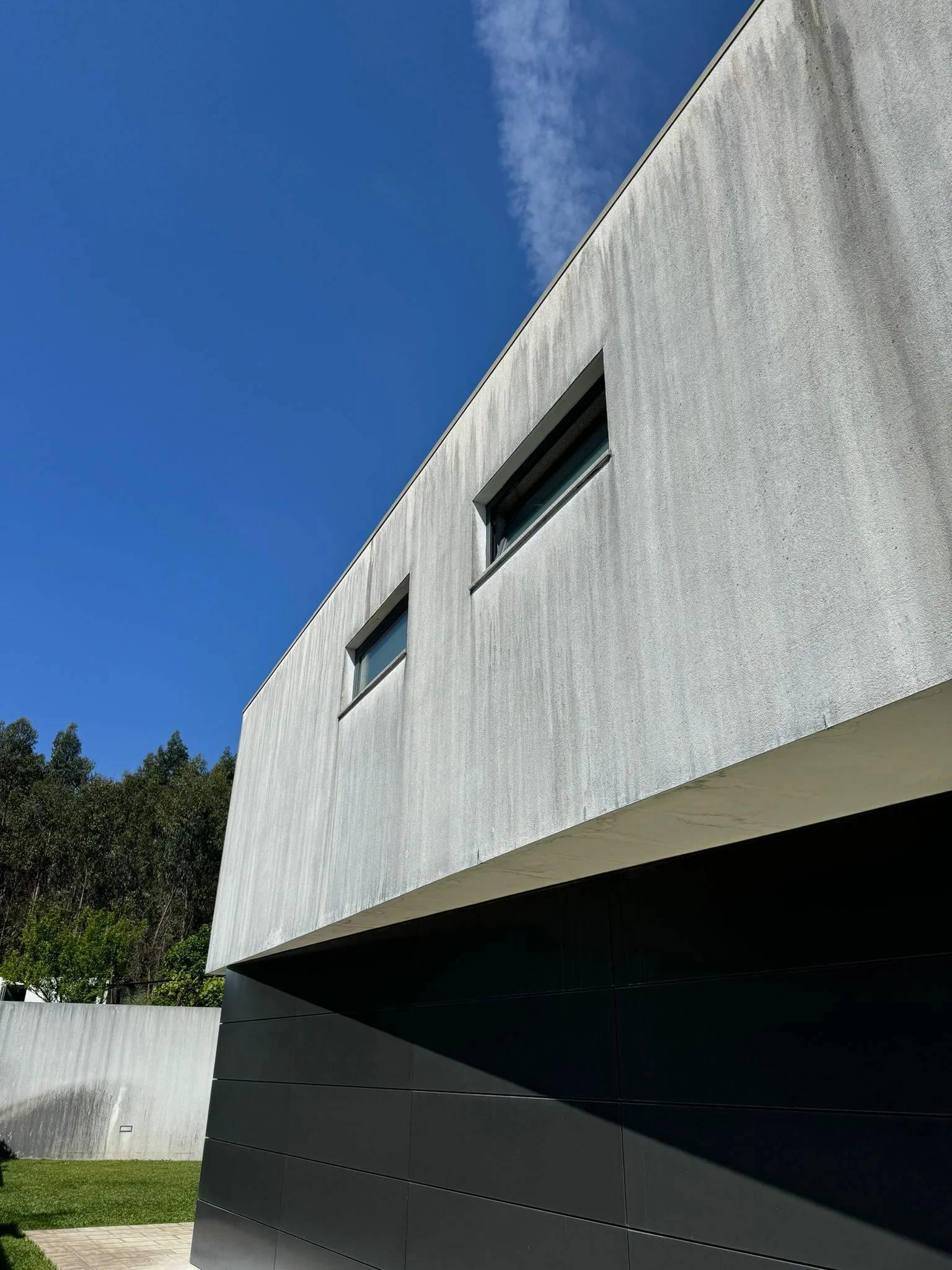 Base do capoto de uma moradia em Brufe com sujidade orgânica