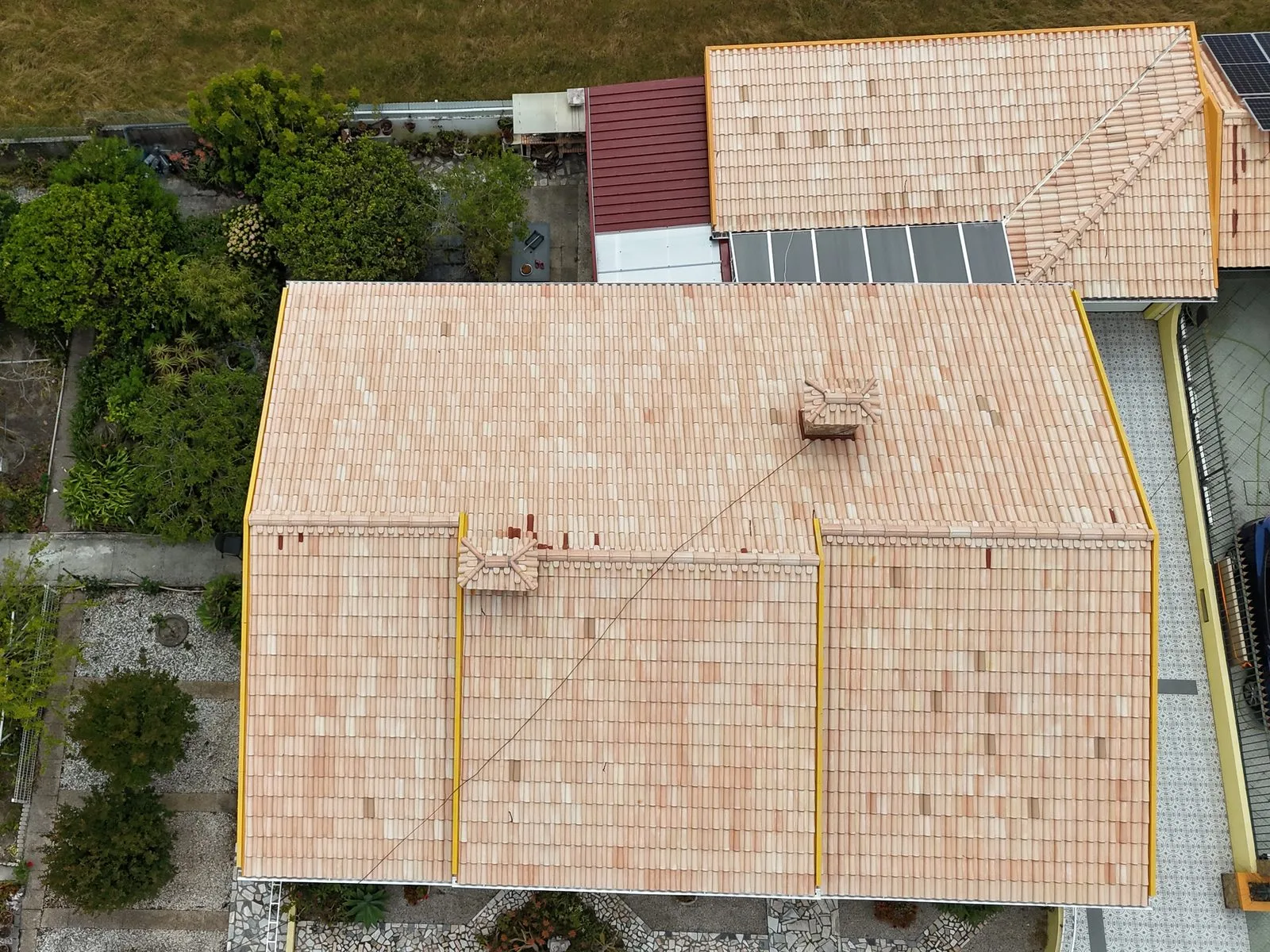 Vista de drone do mesmo telhado na Gafanha da Encarnação, Ílhavo, com a telha limpa e a cor original recuperada depois da limpeza SoftWash da AREALIMPA