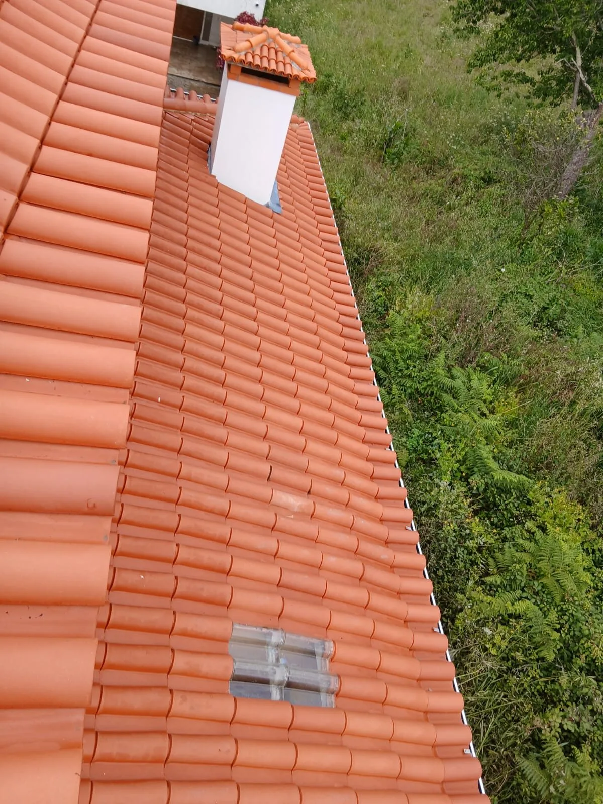 A mesma água de telhado em Santa Maria da Feira com a telha limpa e uniforme depois da limpeza SoftWash da AREALIMPA