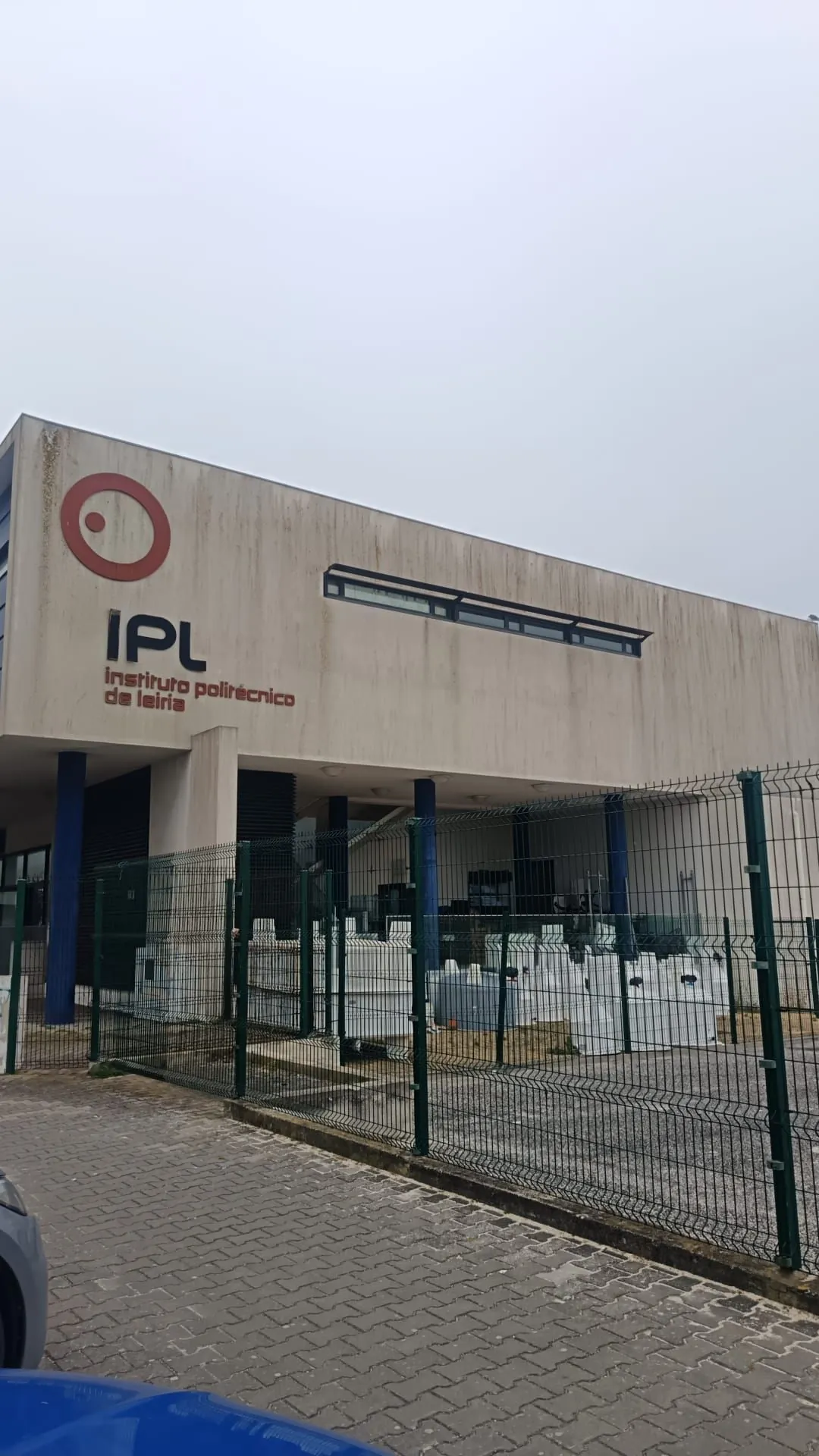 Frente do edifício do Instituto Politécnico de Leiria em Peniche com o logótipo, antes da limpeza de fachadas da AREALIMPA
