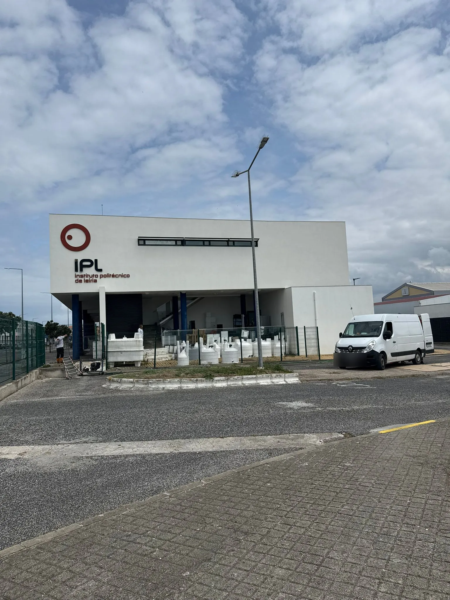 Frente do edifício do Instituto Politécnico de Leiria em Peniche com o logótipo, depois da limpeza de fachadas da AREALIMPA