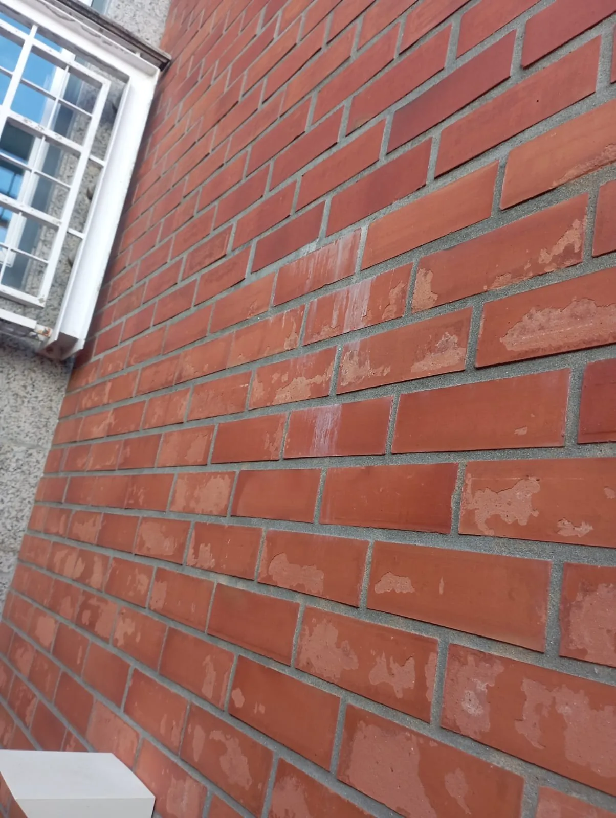 Fachada em tijolo face à vista de um condomínio em Viana do Castelo, com a cor uniforme, depois da lavagem com SoftWash, da remoção das eflorescências e do hidrófugo da AREALIMPA
