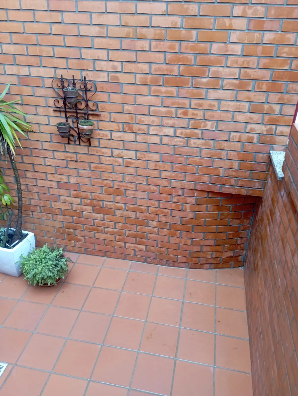 Terraço com muro de tijolo face à vista de um condomínio em Viana do Castelo, depois da lavagem com SoftWash e do hidrófugo da AREALIMPA