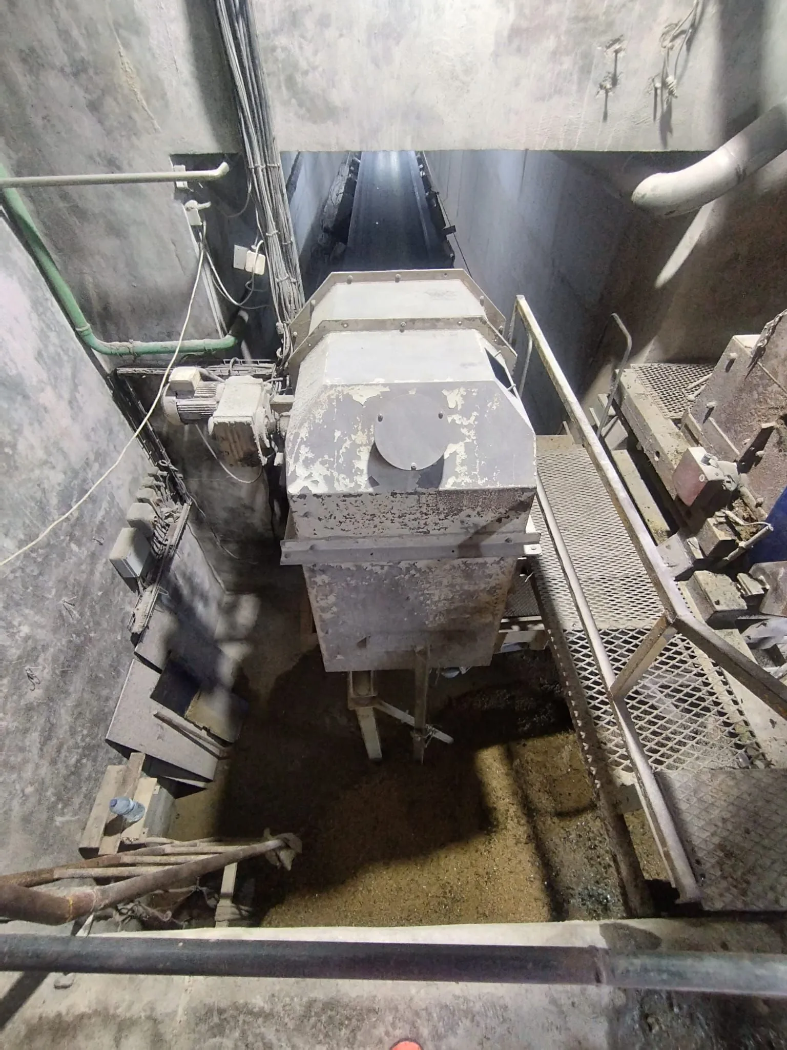 Zona de equipamento e conduta no interior da fábrica da BA Glass, em Avintes, durante a limpeza industrial a alta pressão da AREALIMPA
