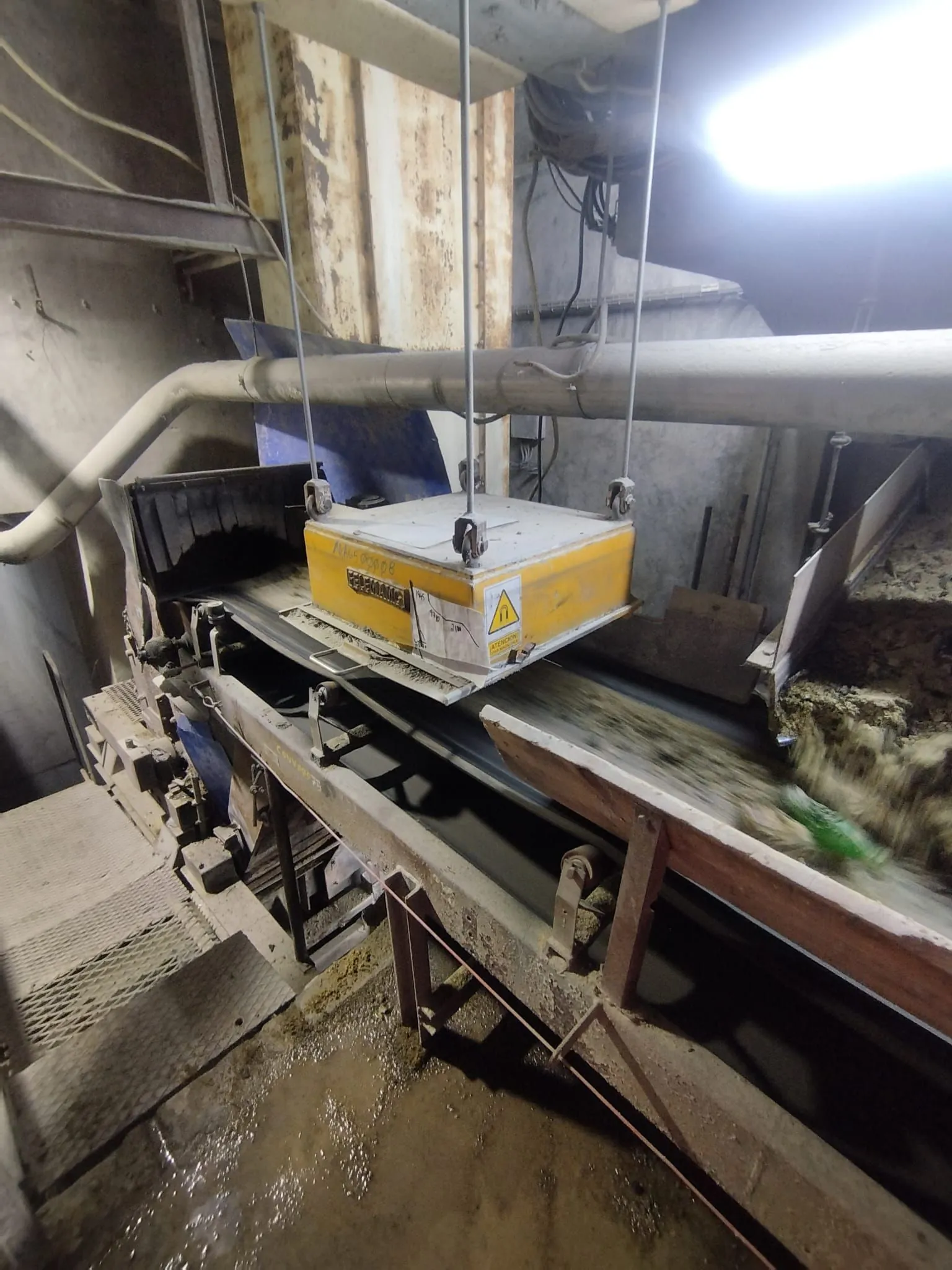 Tapete transportador no interior da BA Glass, em Avintes, durante a limpeza industrial a alta pressão da AREALIMPA