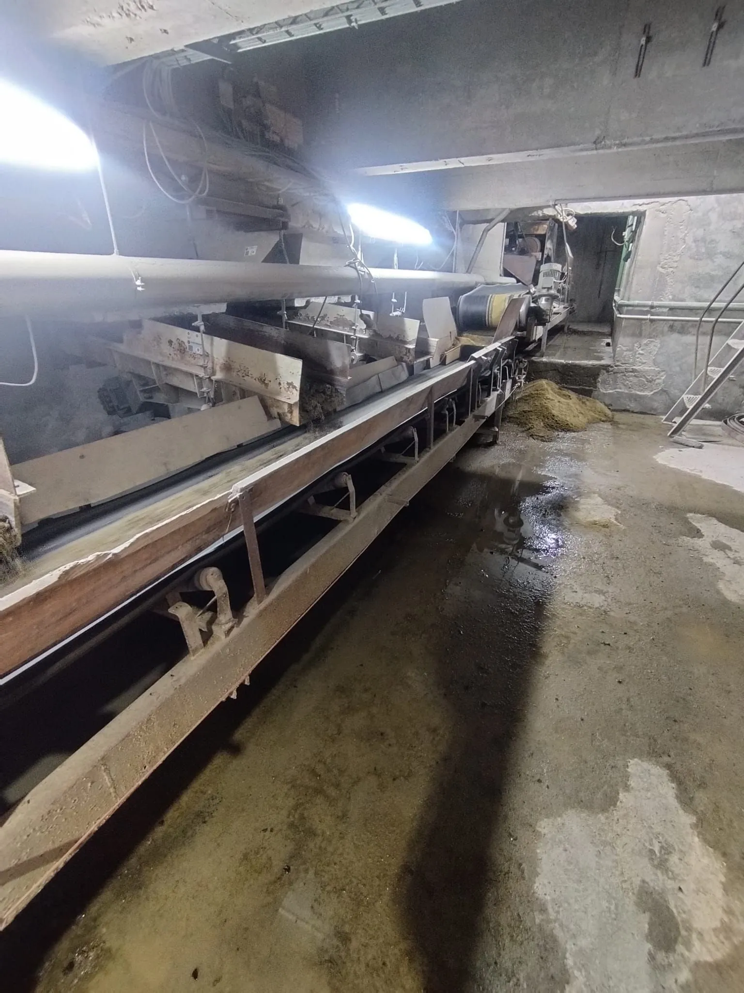 Linha de transportadores no interior da fábrica da BA Glass, em Avintes, durante a limpeza da AREALIMPA