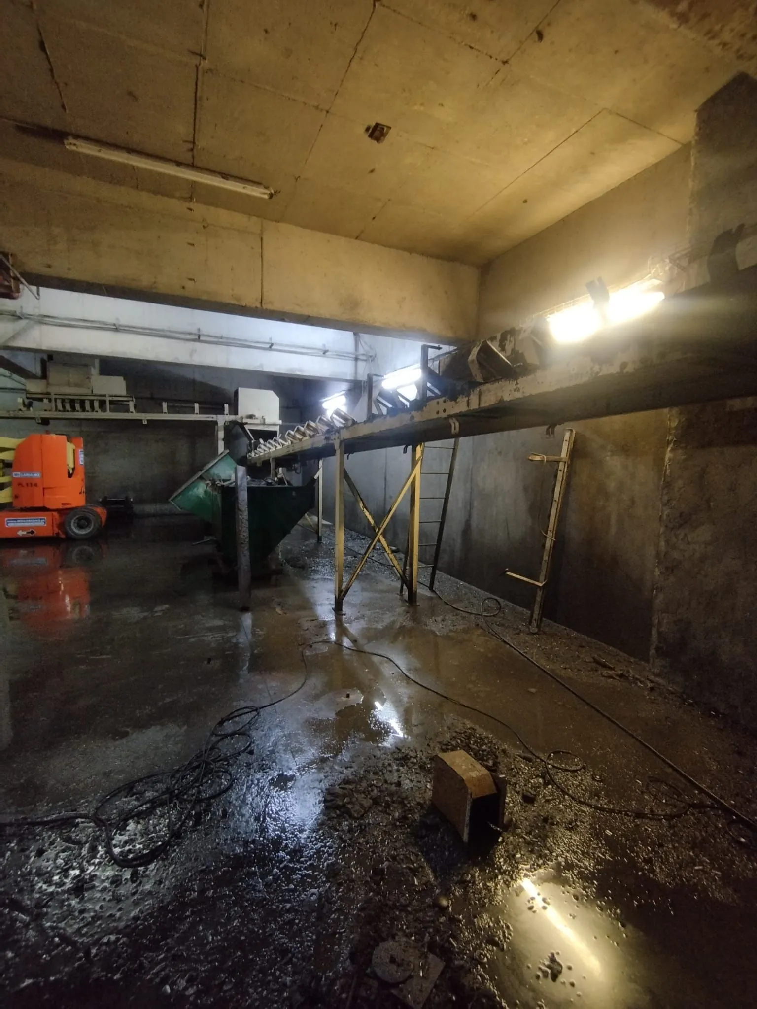 Nave industrial da BA Glass, em Avintes, com uma plataforma elevatória ao fundo, durante a limpeza da AREALIMPA