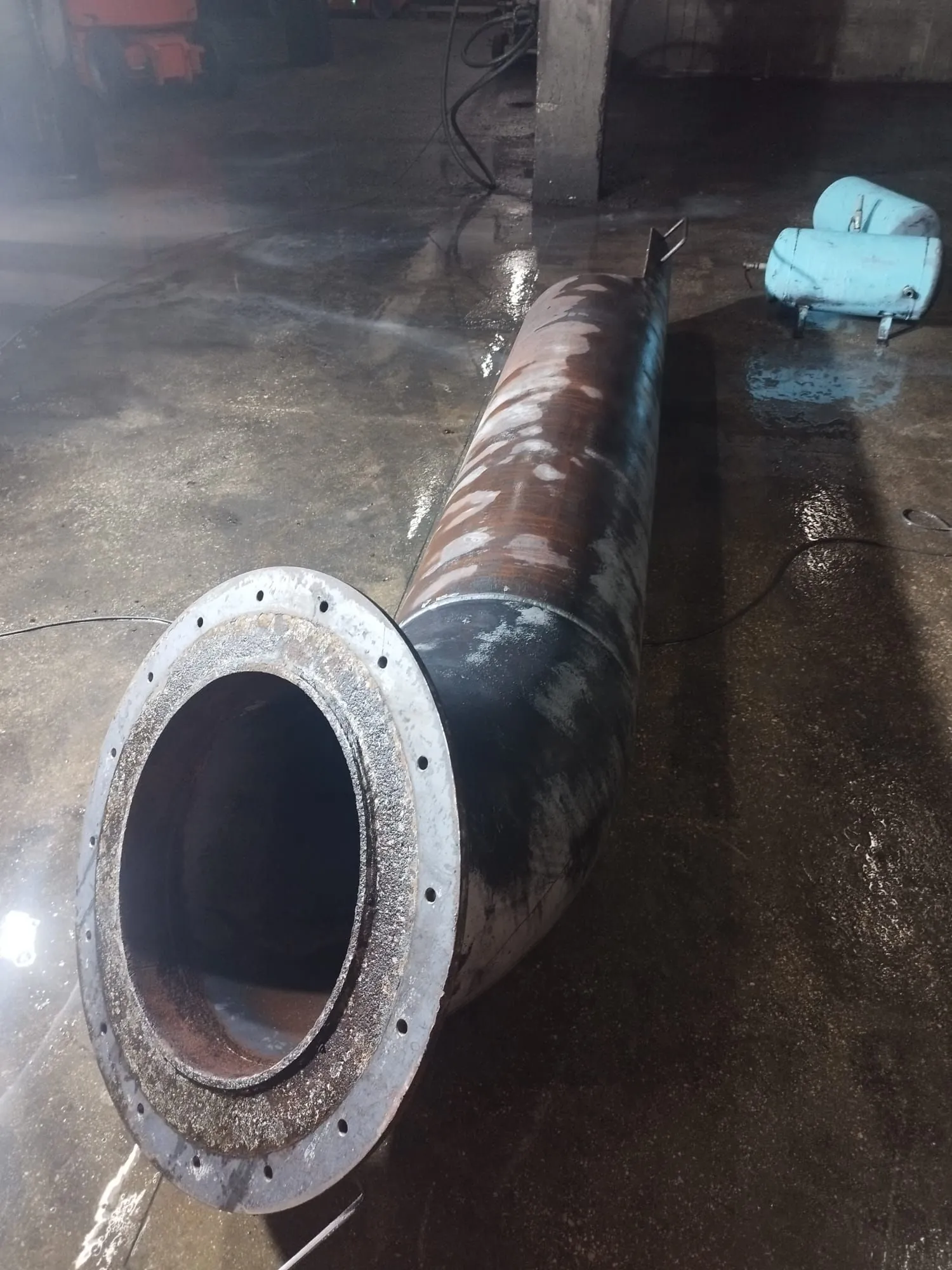 Conduta metálica com flange fotografada durante a limpeza industrial da AREALIMPA na BA Glass, em Avintes