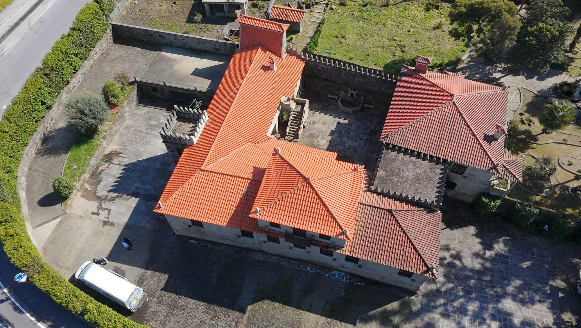 Vista aérea do mesmo telhado em Penafiel, com a telha cerâmica laranja, depois da limpeza da AREALIMPA