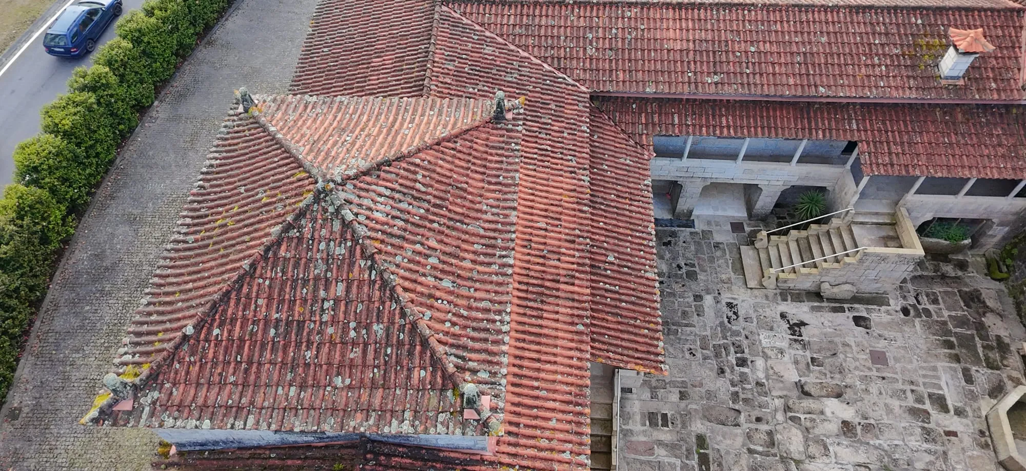 Outra vista aérea do telhado em telha cerâmica de um edifício em Penafiel, com a telha escurecida, antes da limpeza da AREALIMPA