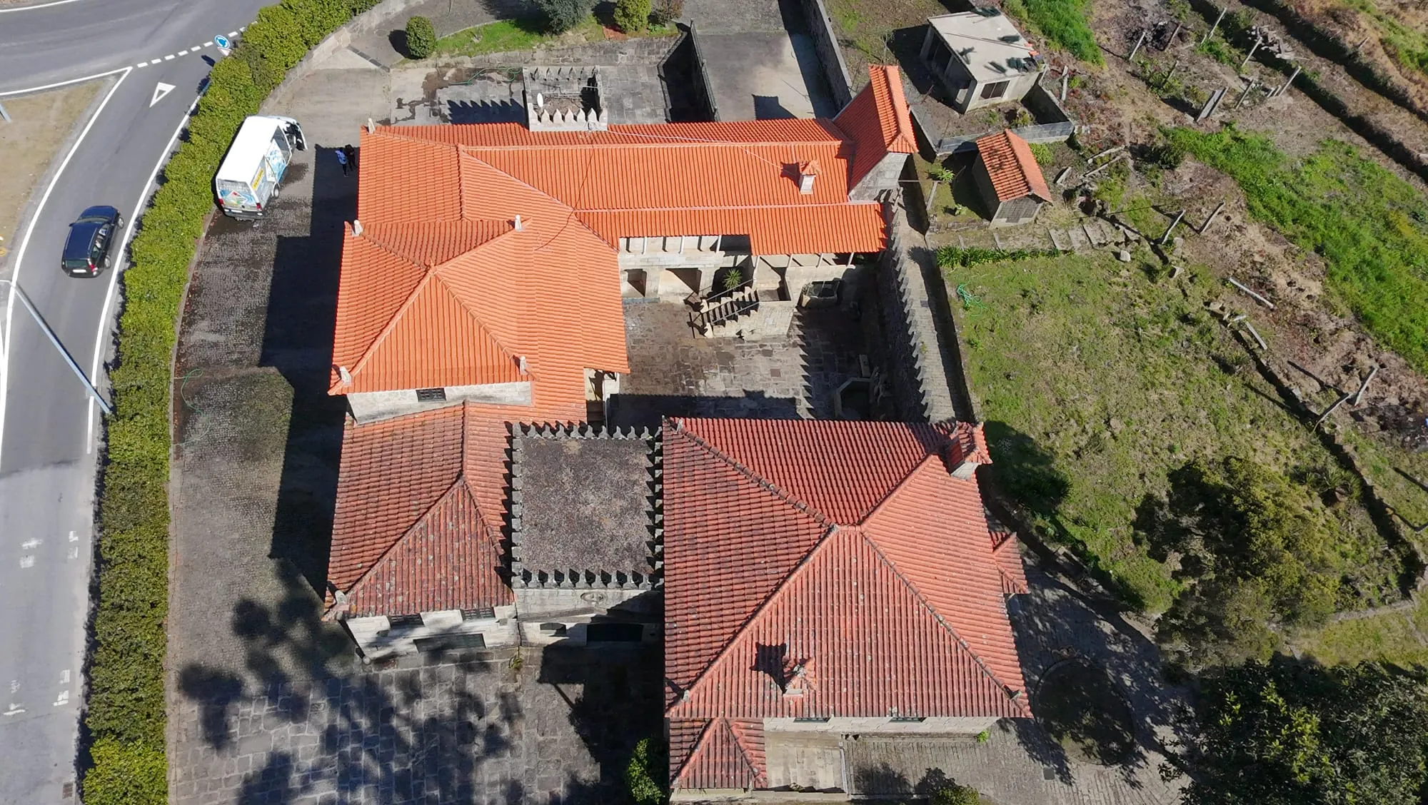 Vista aérea mais aberta do telhado em Penafiel, com a telha cerâmica laranja, depois da limpeza da AREALIMPA