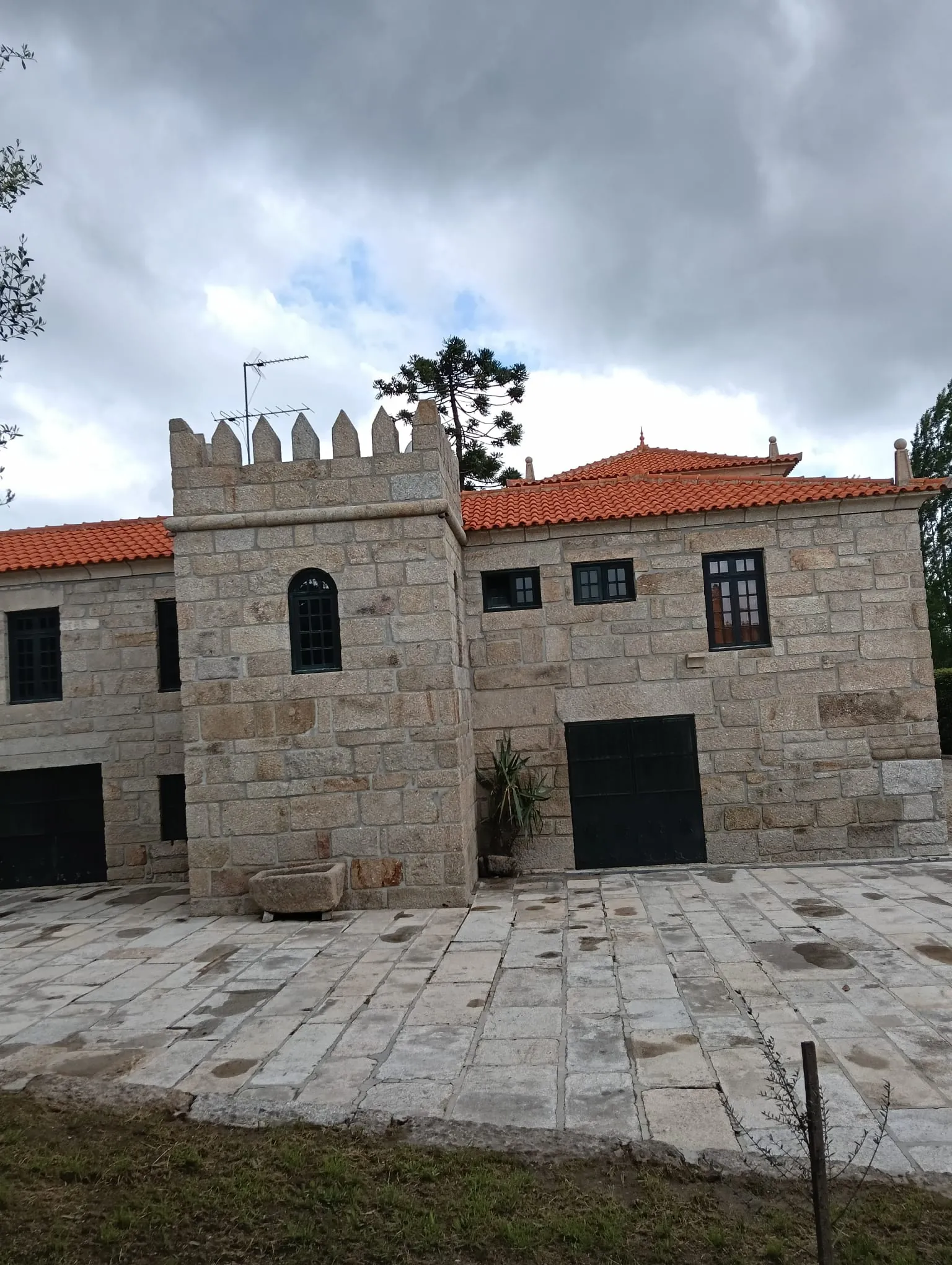 Torre ameada em granito do edifício em Penafiel, vista do chão, com a pedra mais clara, depois da limpeza da AREALIMPA